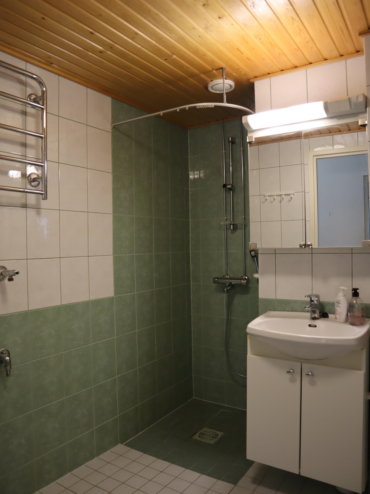 kypyhuoneen suihkunurkkaus