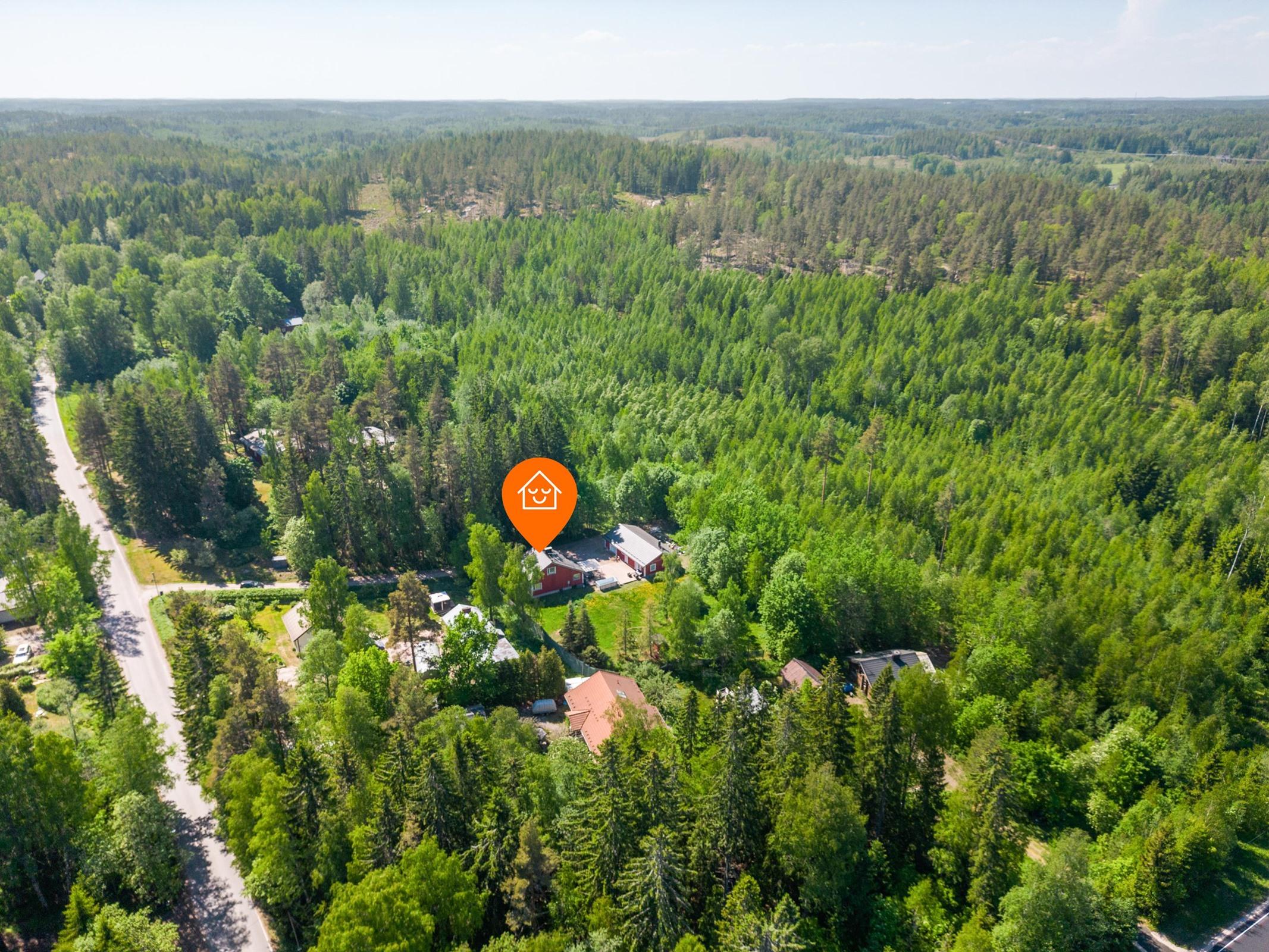 Kiva sijainti metsän reunassa