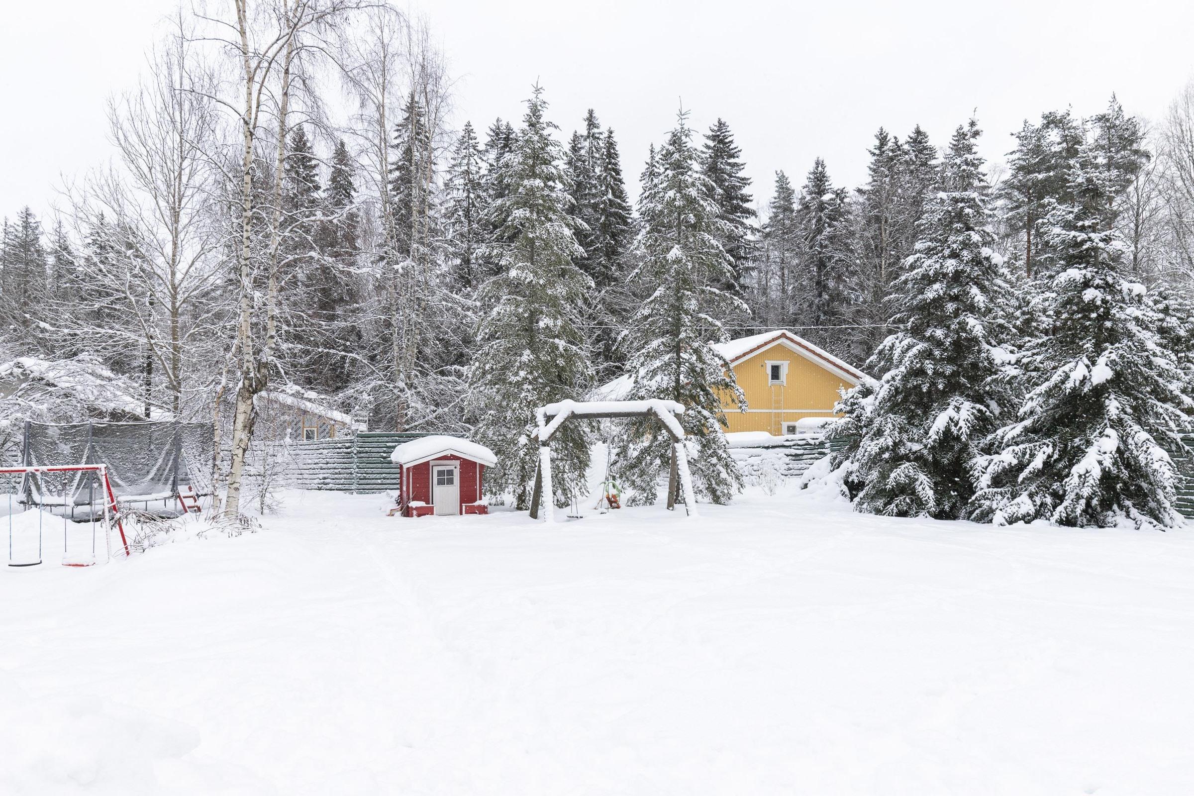 Iso ja tasainen piha
