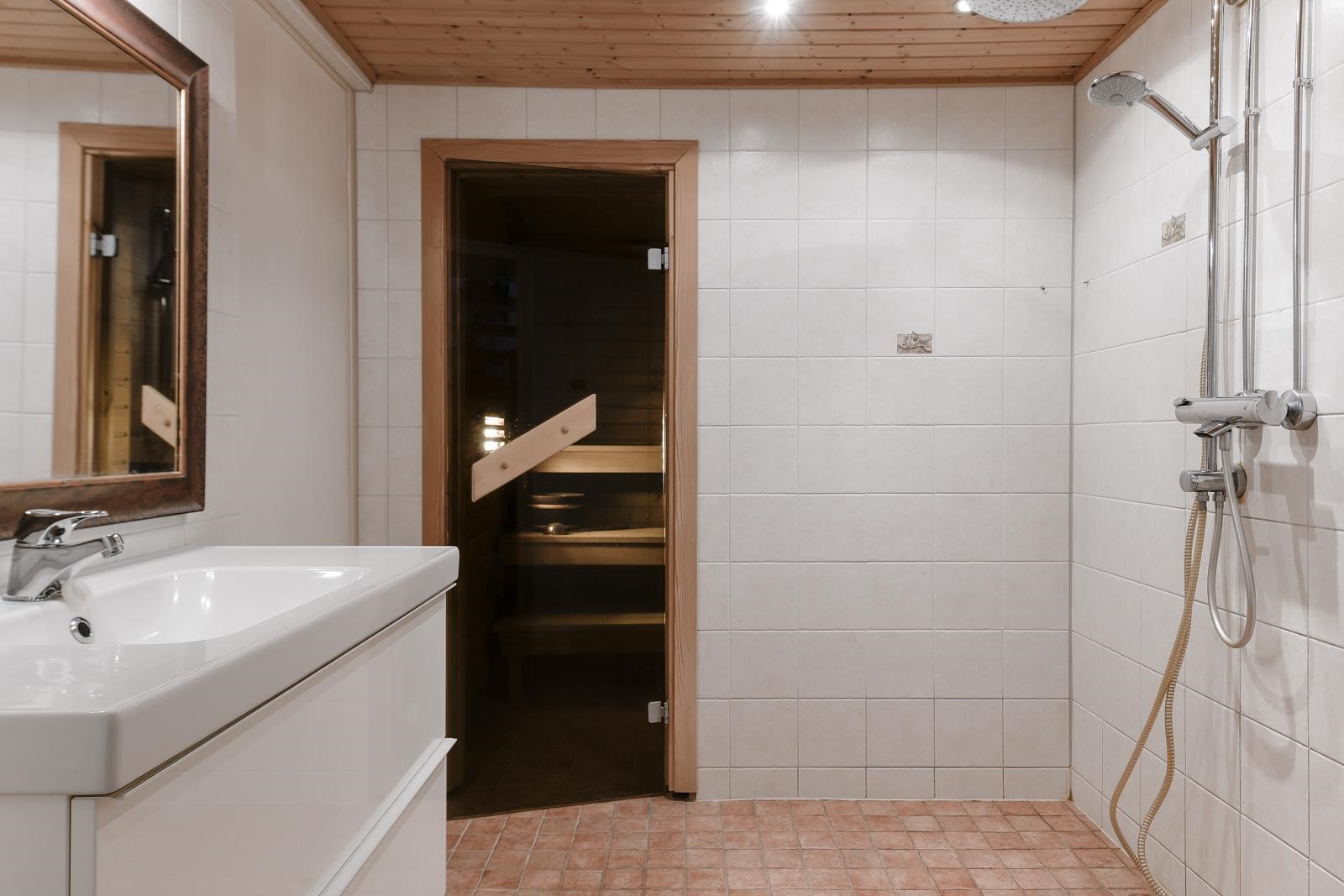 pesutilat ja sauna alakerrassa