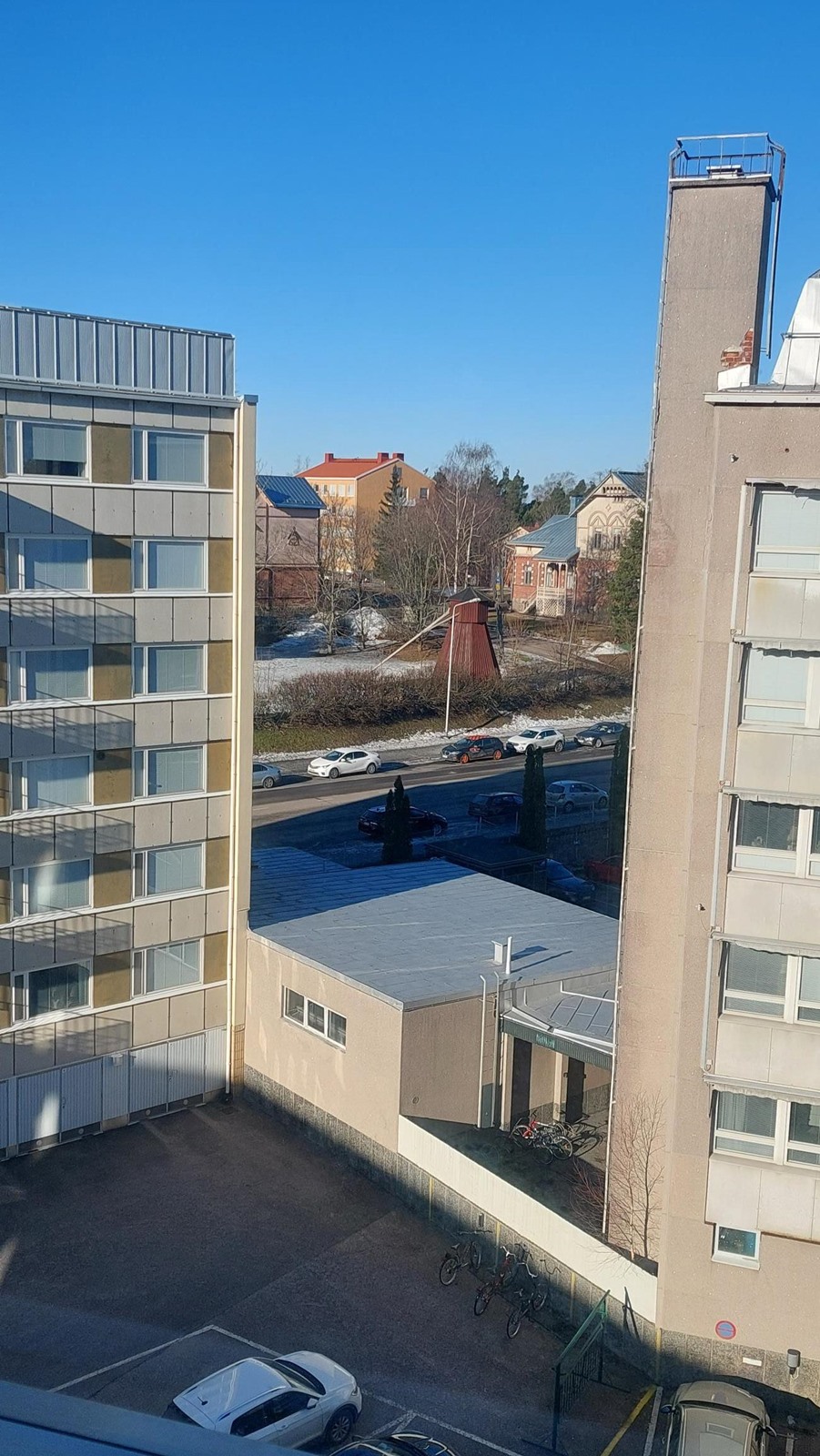 näkymä keittiöstä ja pienemmästä makuuhuoneesta