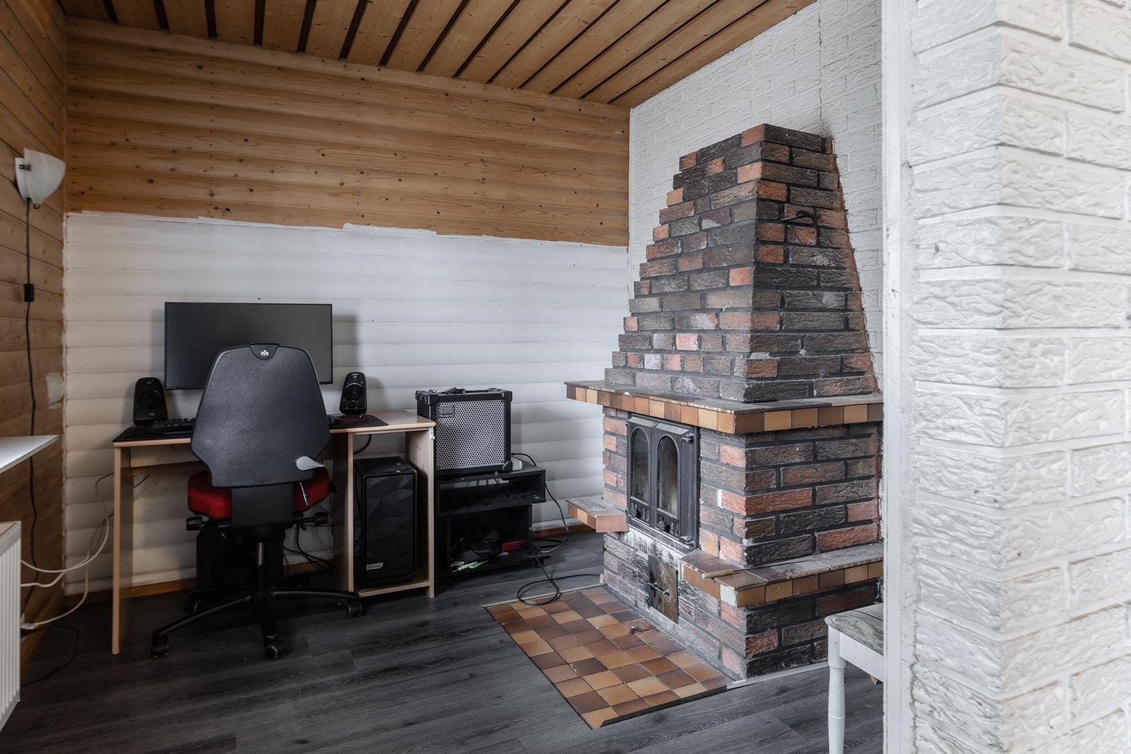 Takkahuone olohuoneen yhteydessä