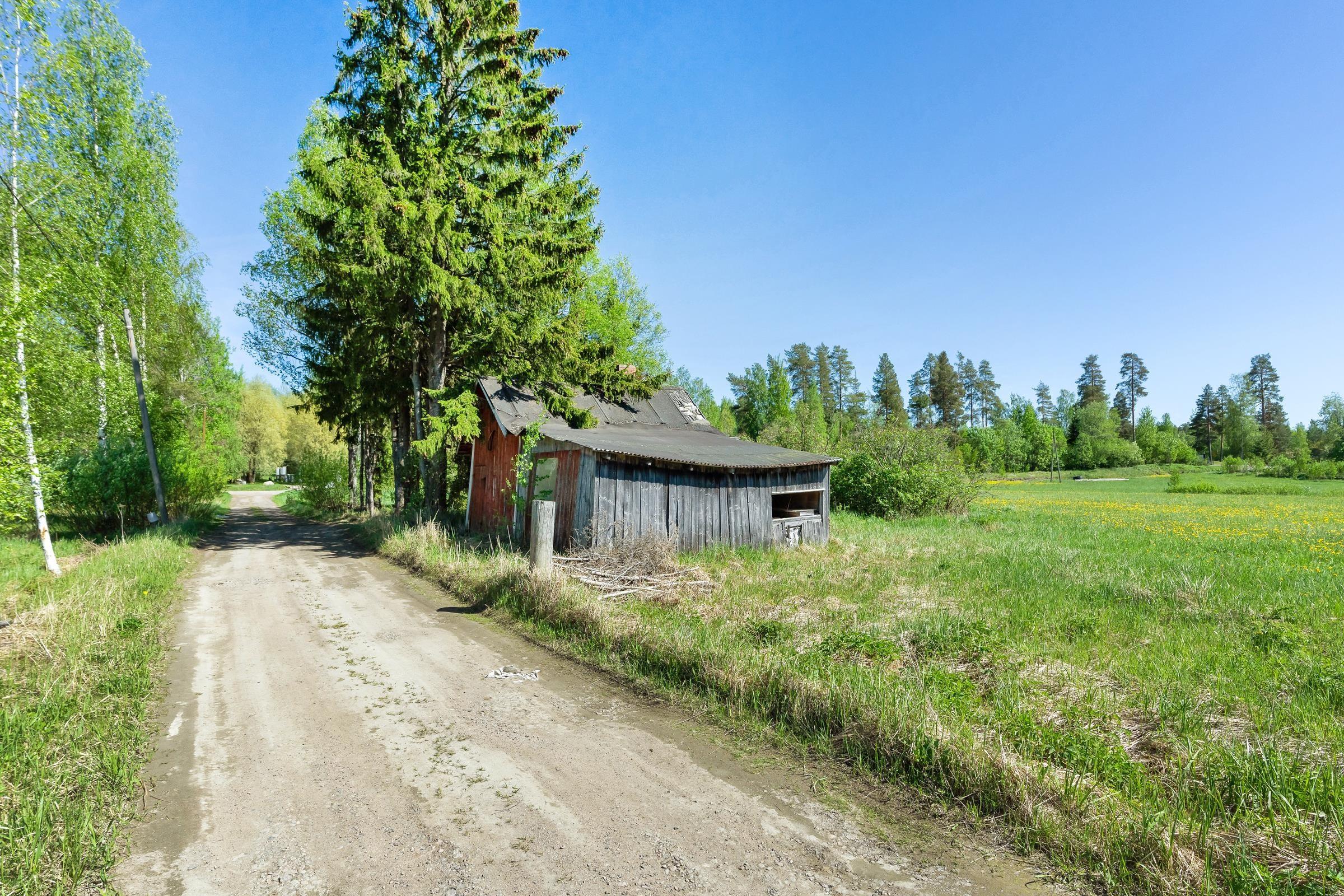 Huonokuntoinen talousrakennus