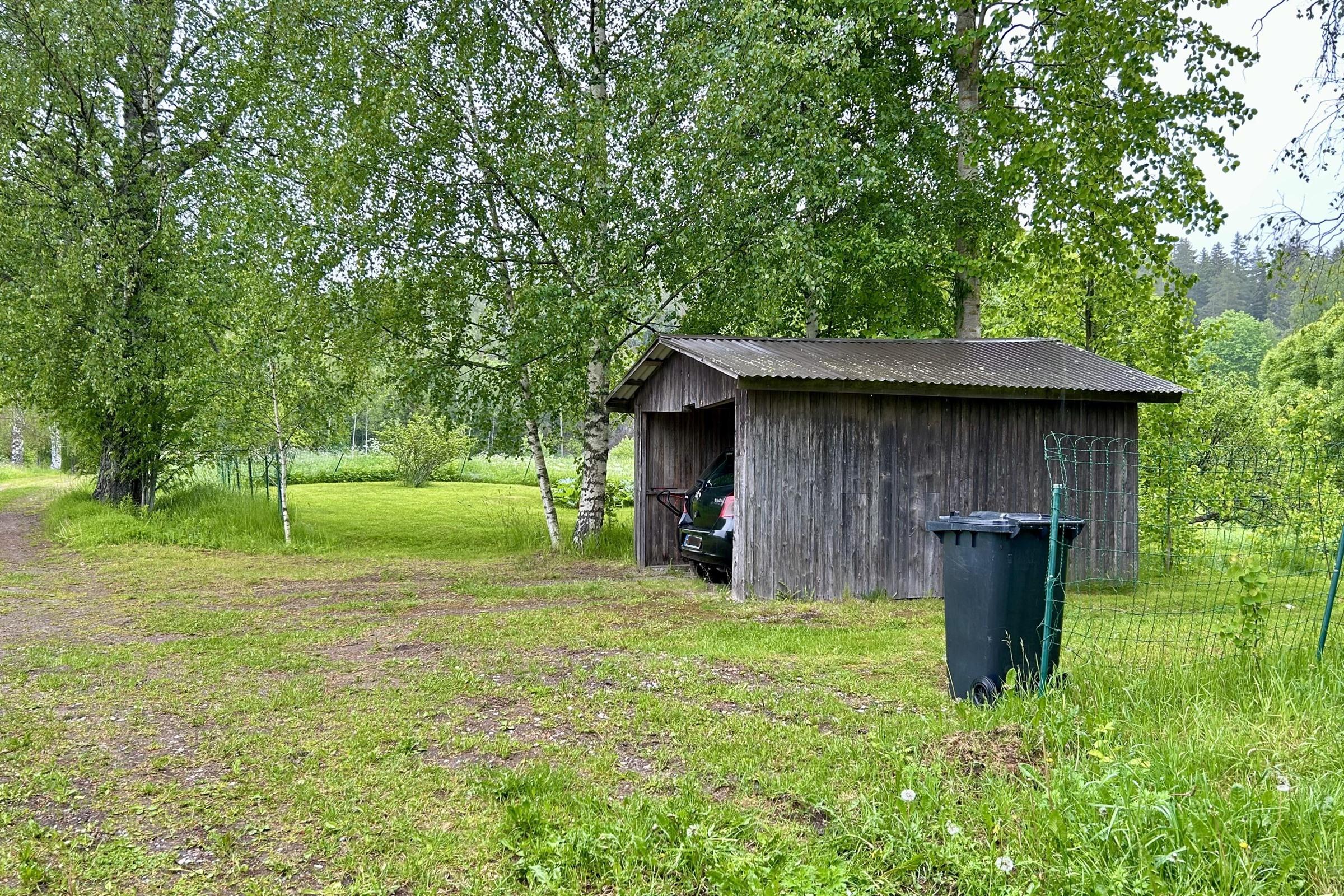 Autokatos pihatien vieressä