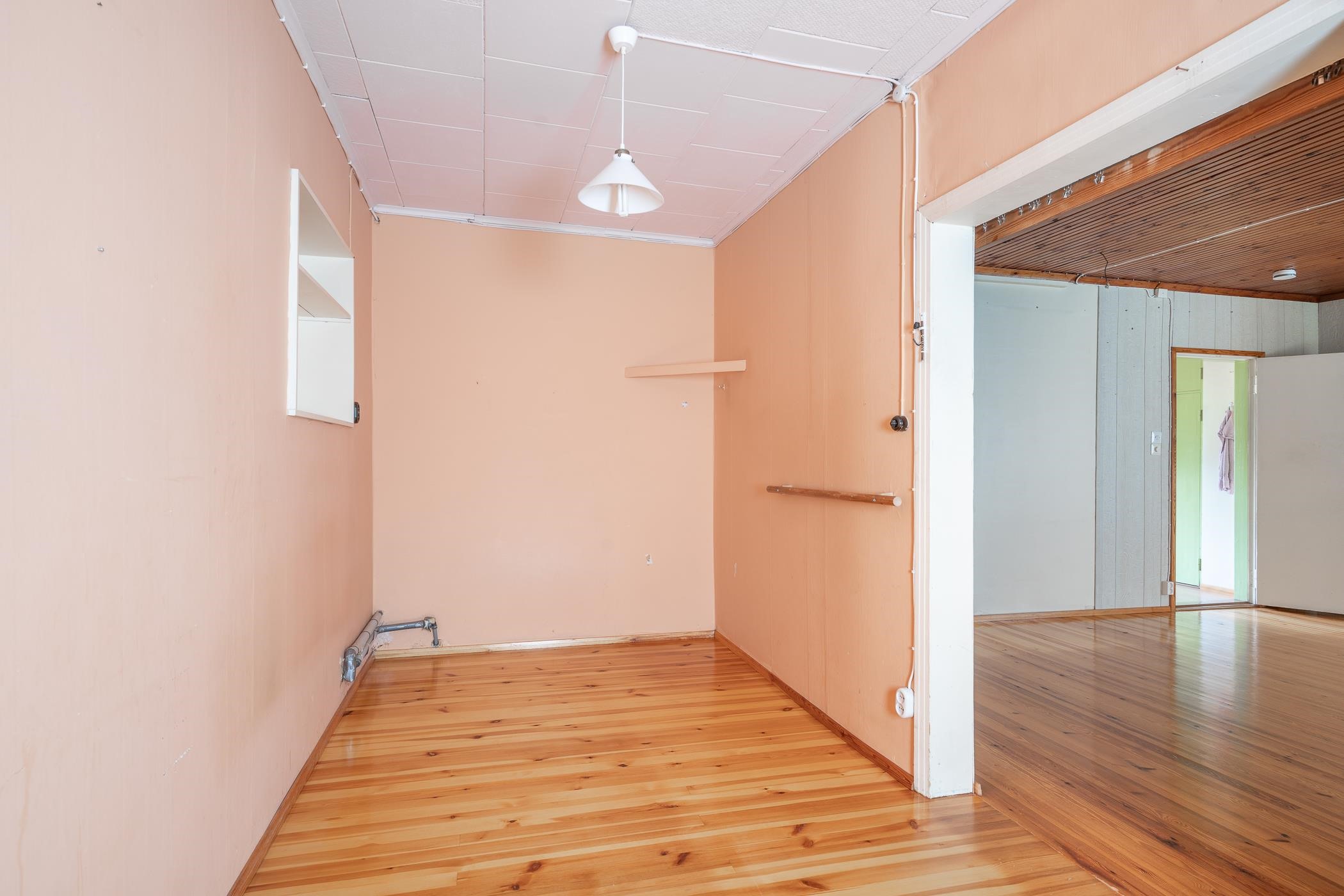 olohuoneen jatkeena esim työtila/makuusoppi