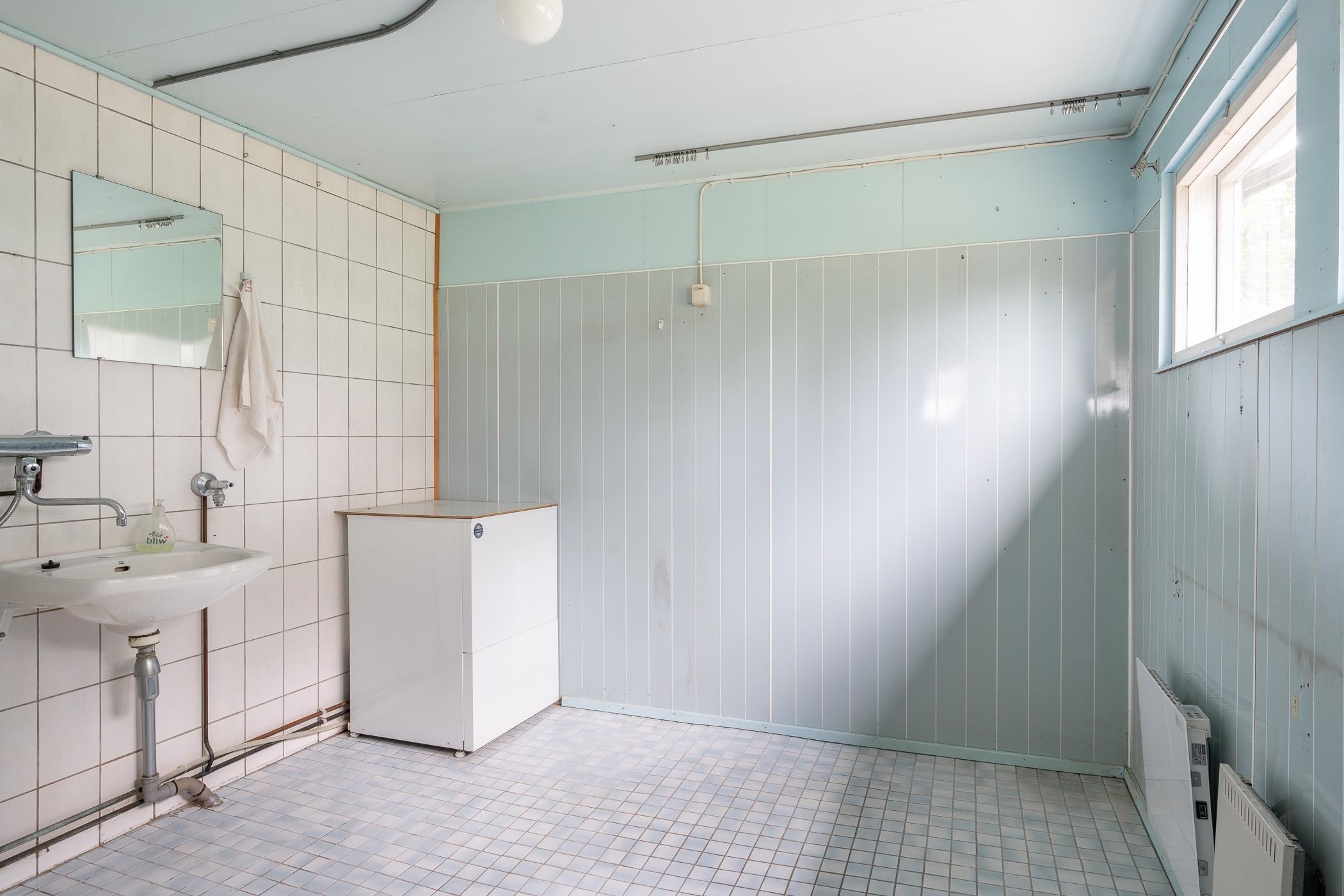 kylpyhuoneessa on ikkuna