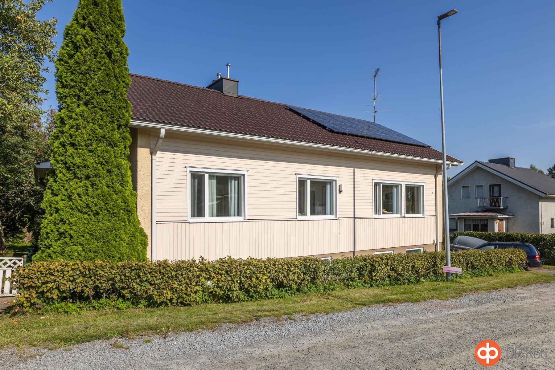 Julkisivu kadun suuntaan