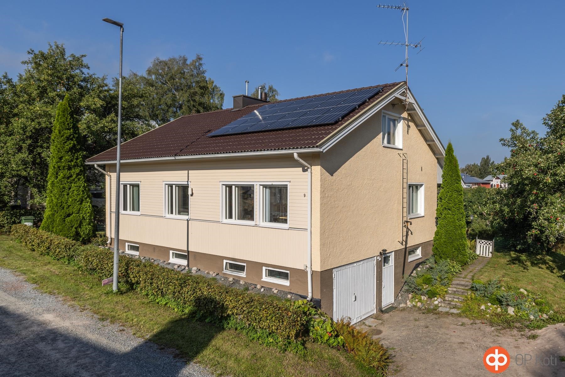 Julkisivu kadun suuntaan