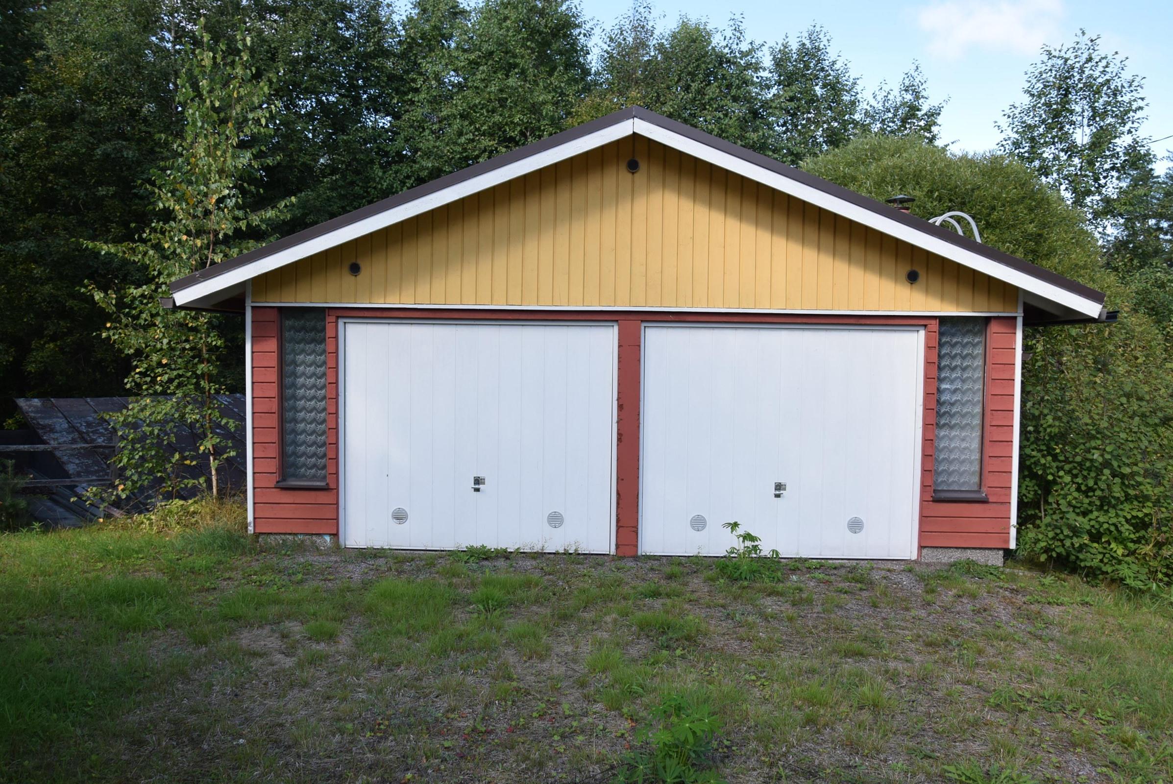 Lämmin neljän auton talli