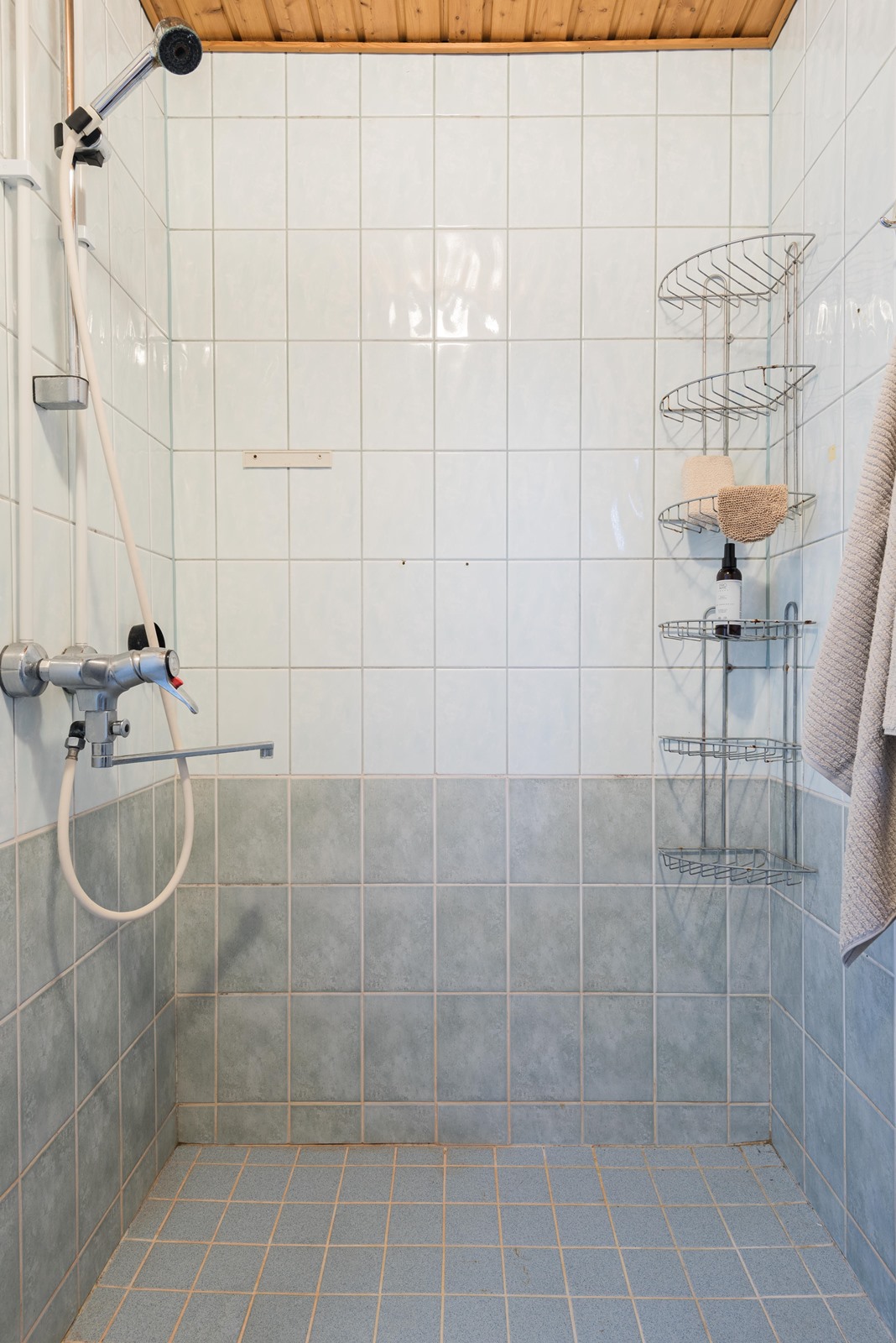laatoitettu kylpyhuone