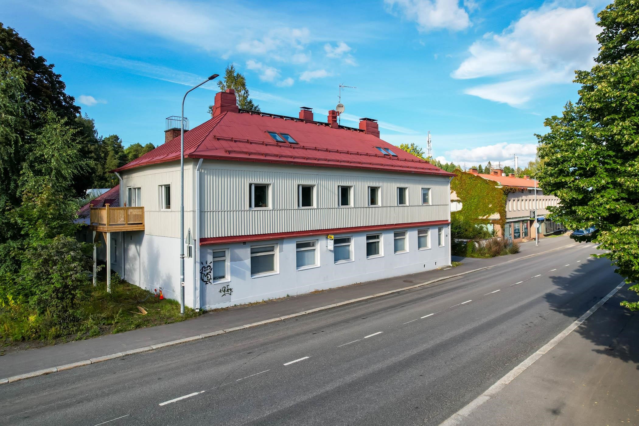 yhtiöllä on oma tontti
