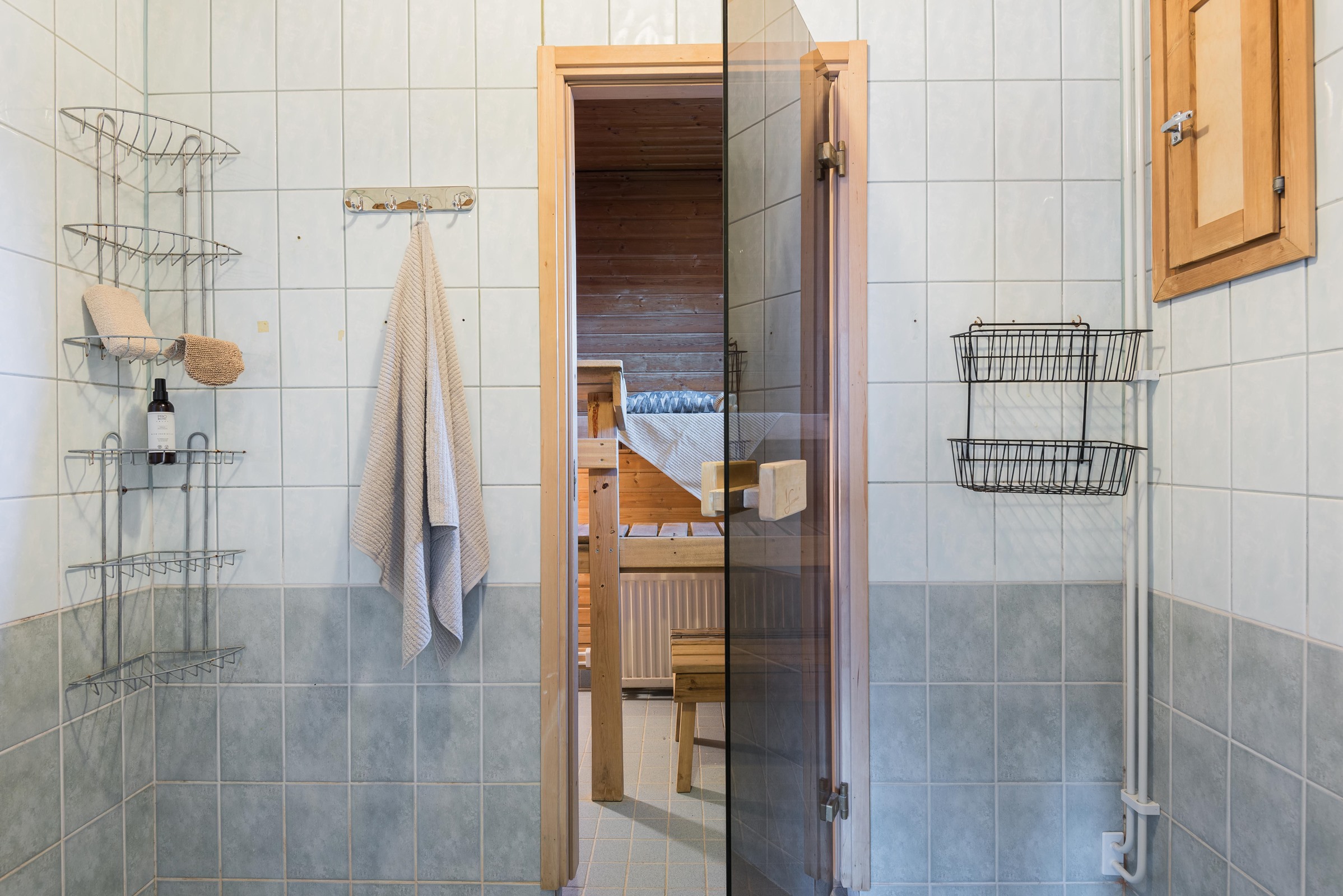 alakerran kylpyhuone ja sauna