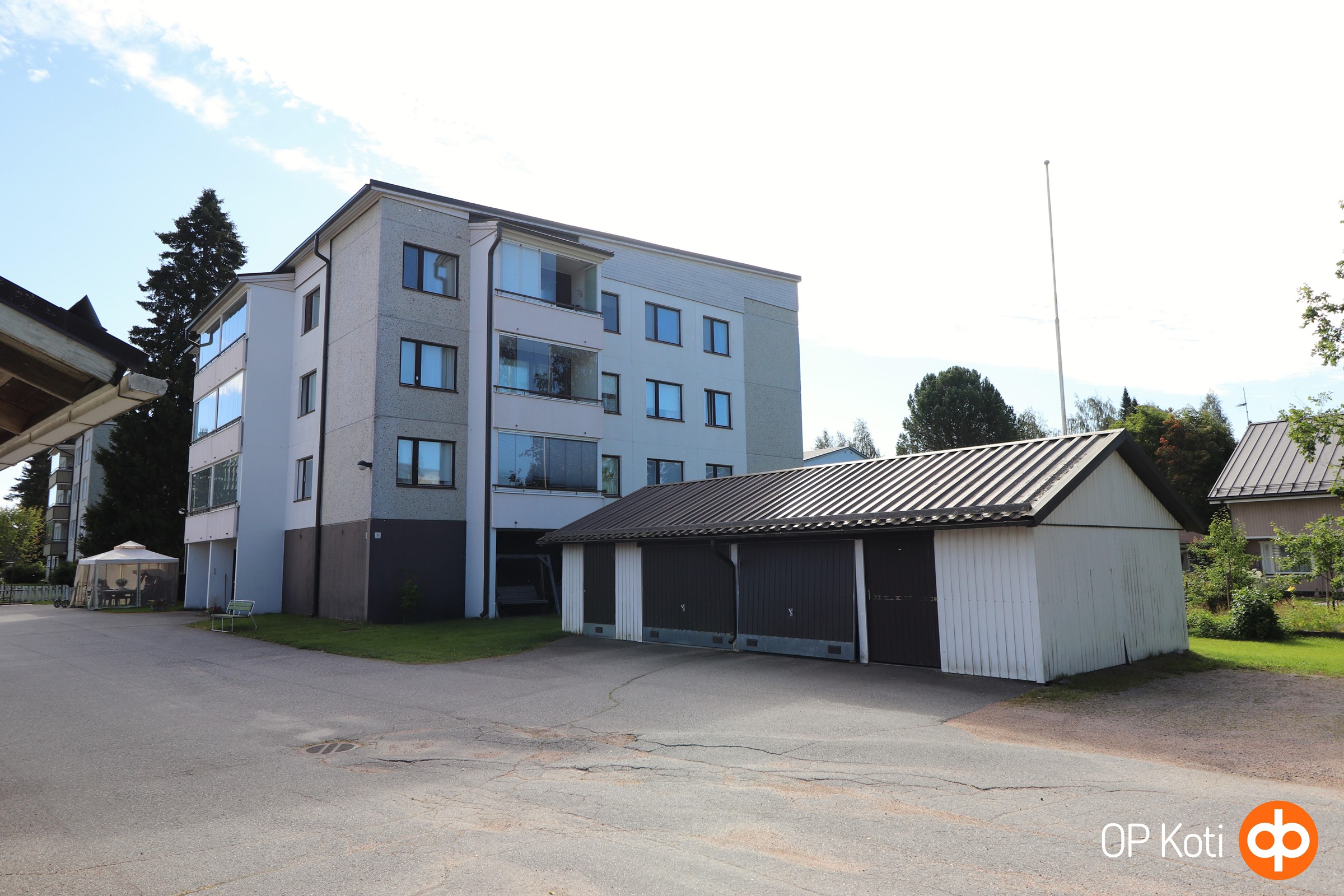 Julkisivu ja autotallit