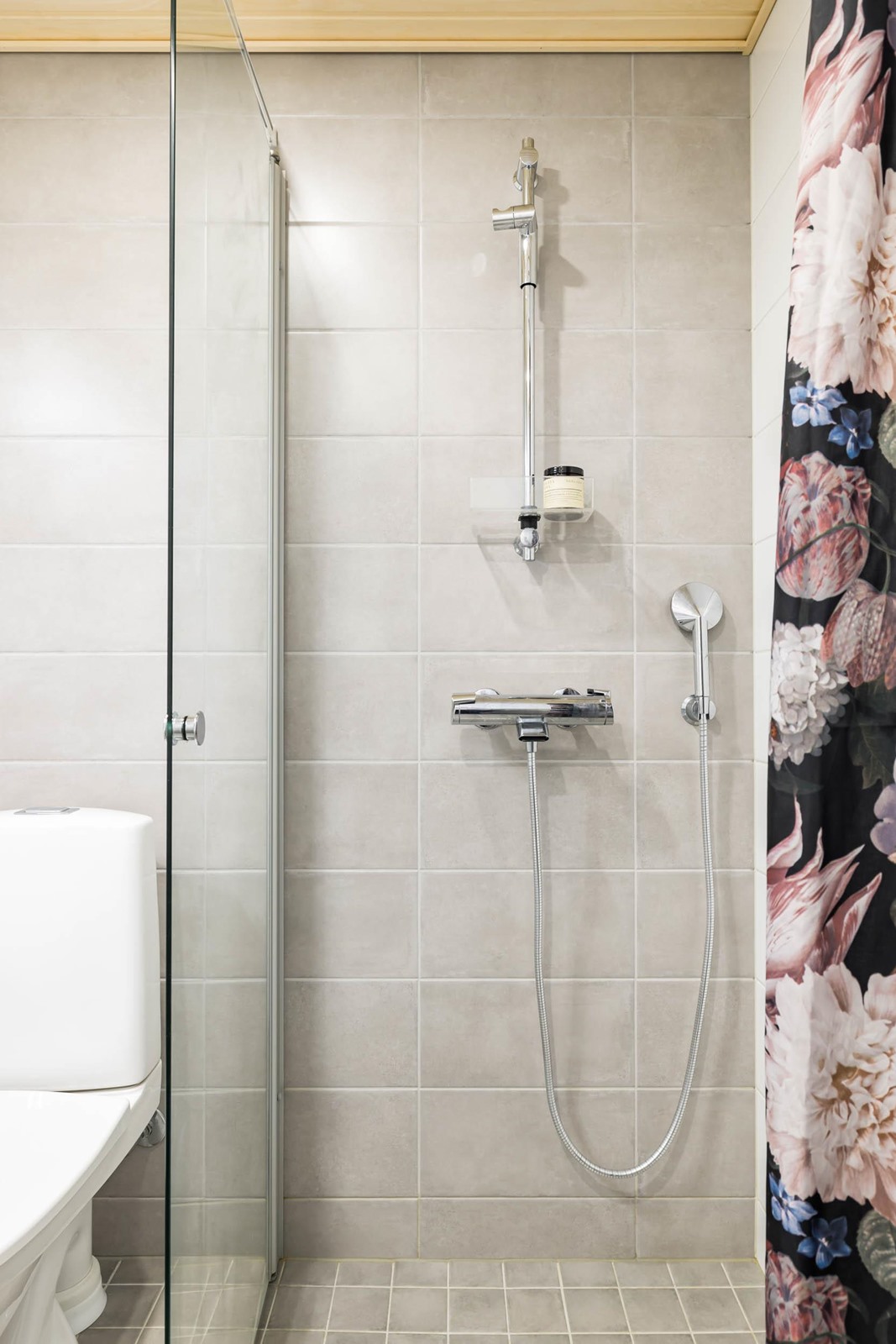 lasinen kääntyvä suihkuseinä