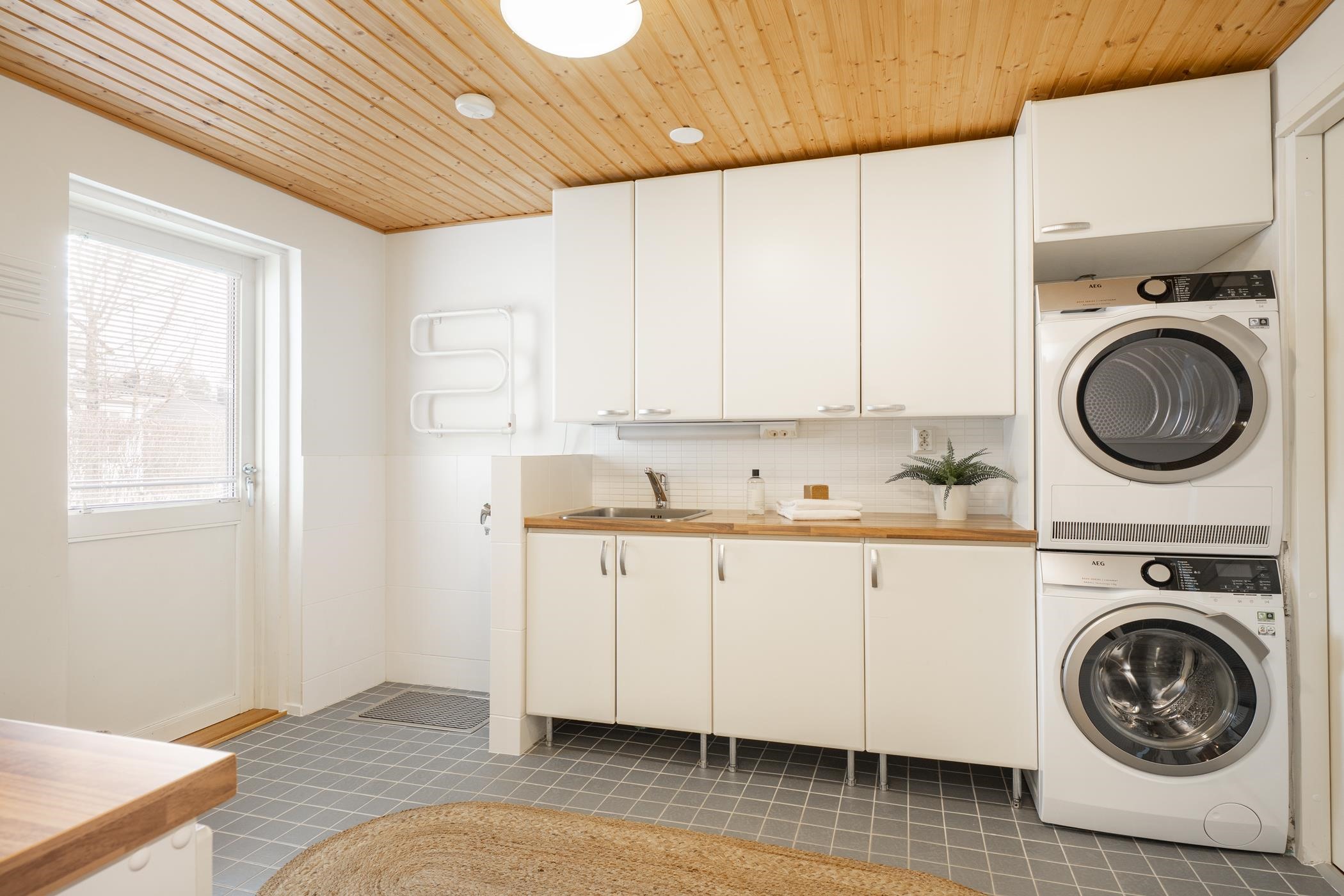 Kodinhoitihuoneessa kuraeteinen