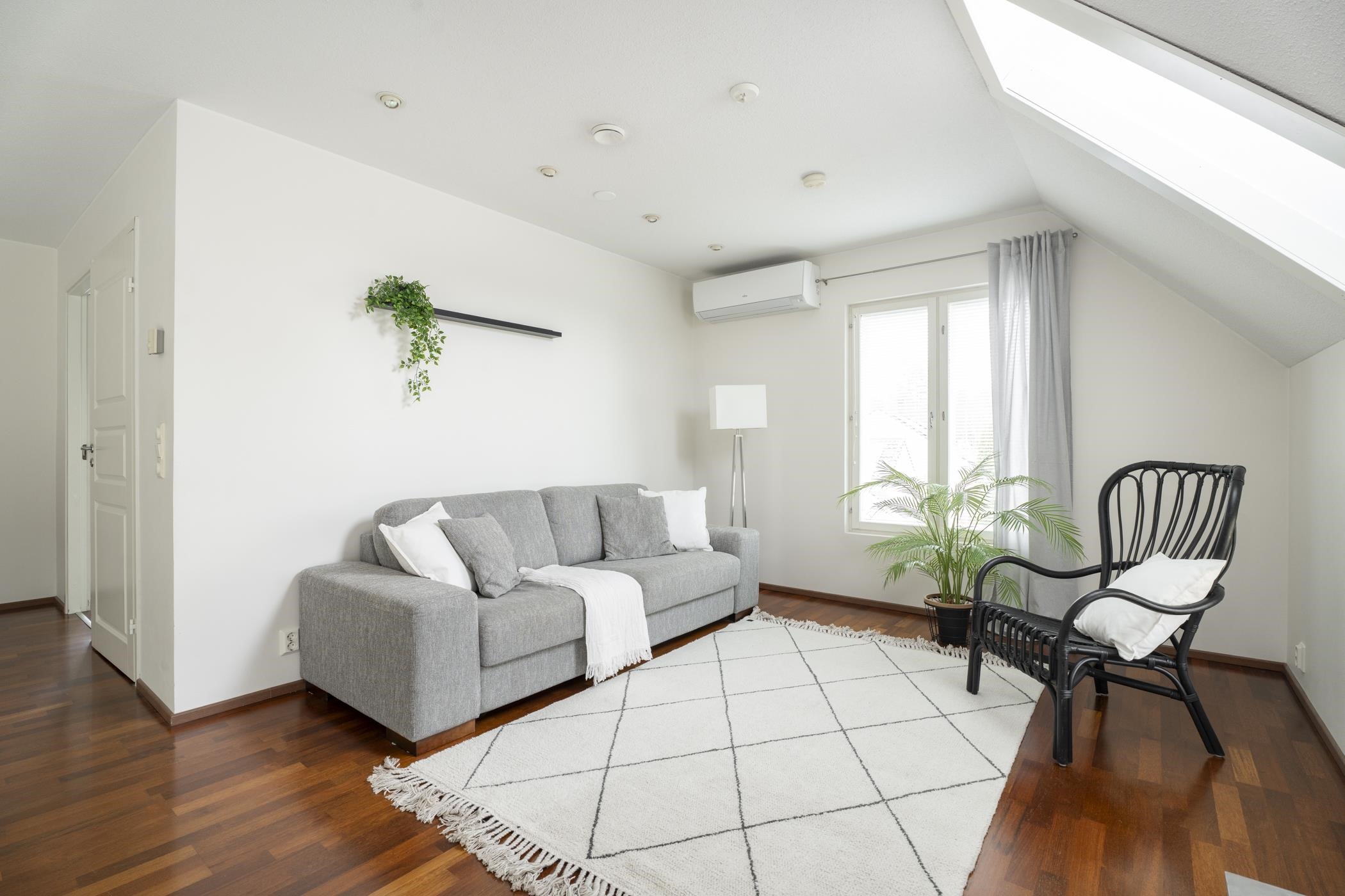 Yläkerran aulatilassa ilmalämpöpumppu