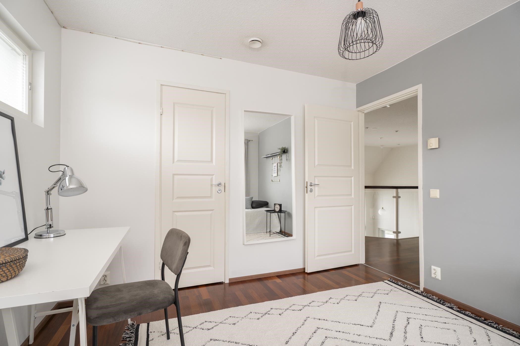 Yläkerrassa kolme makuuhuonetta