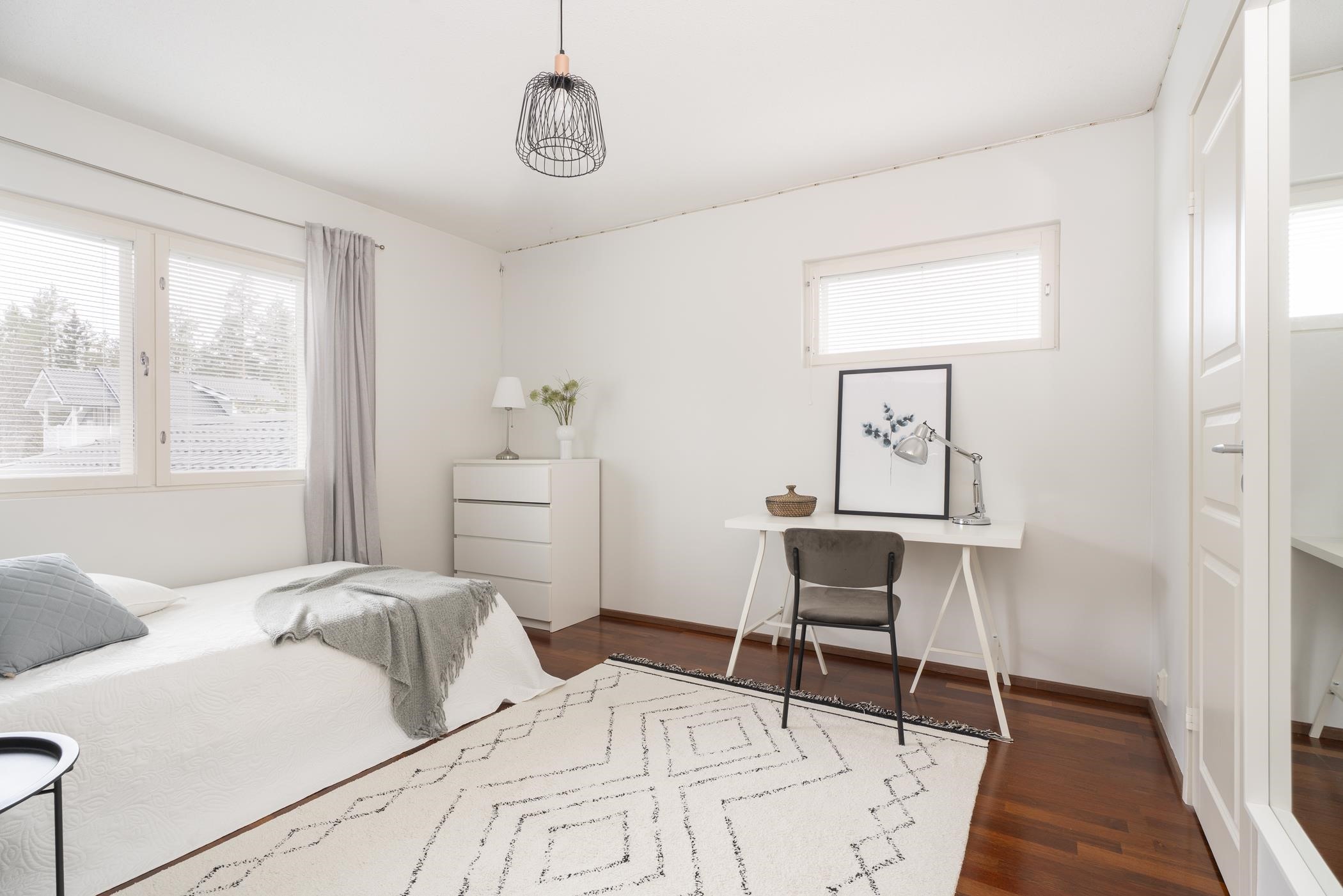 Yläkerran kaikissa makuuhuoneissa on vaatehuone