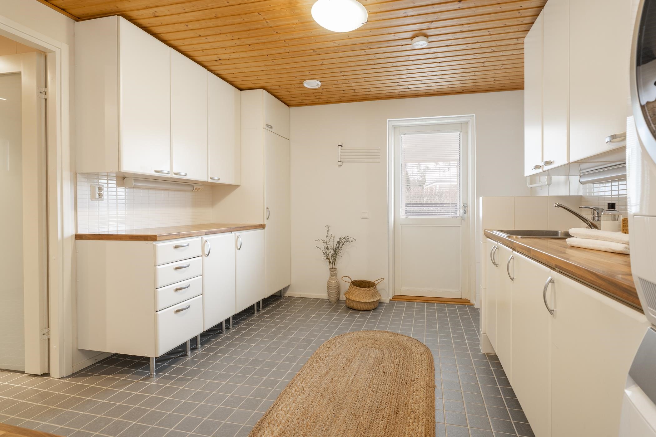 Kodinhoitohuoneeseen oma sisäänkäynti