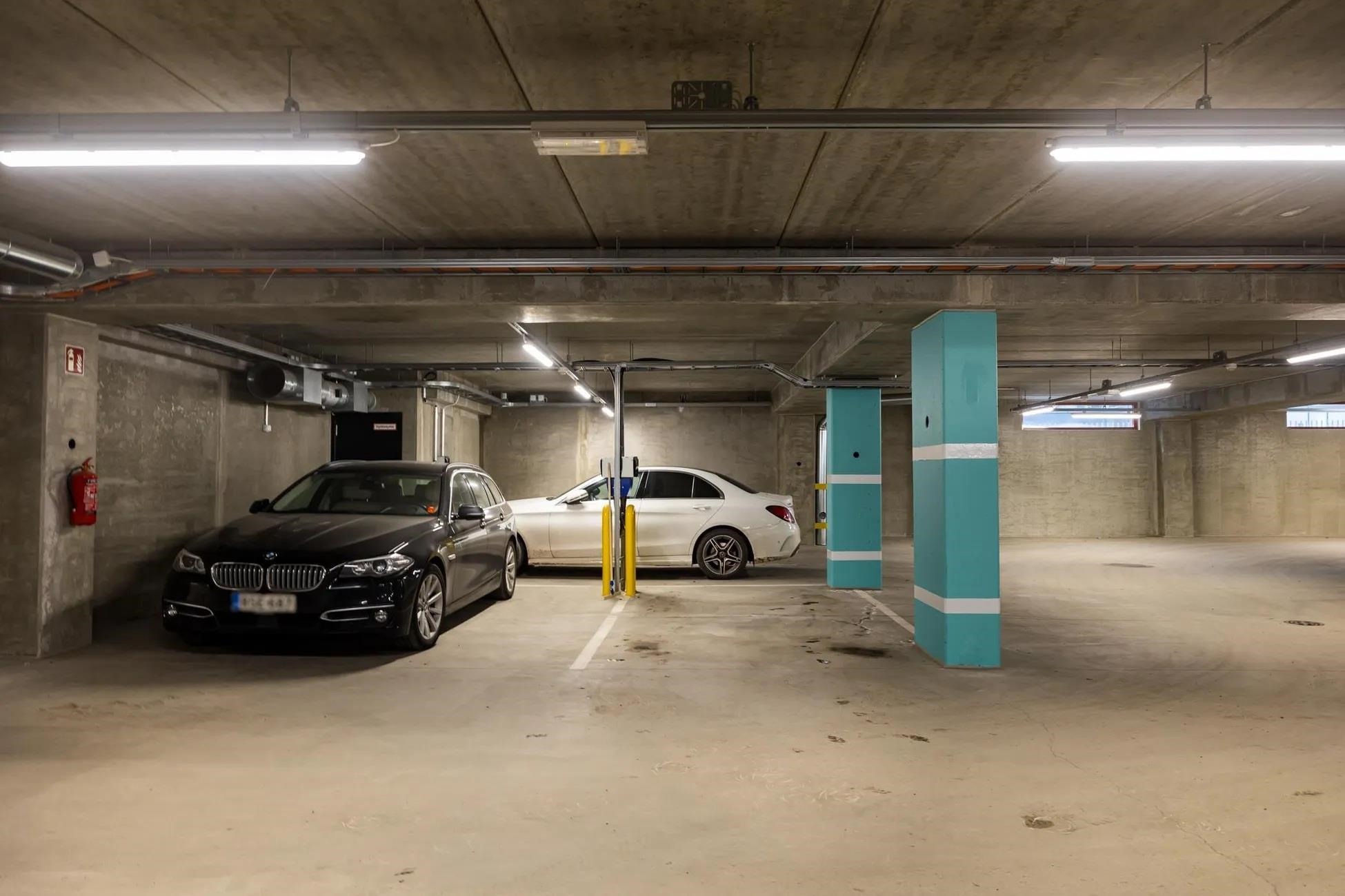 Autohallipaikka sähköautonlatauksella