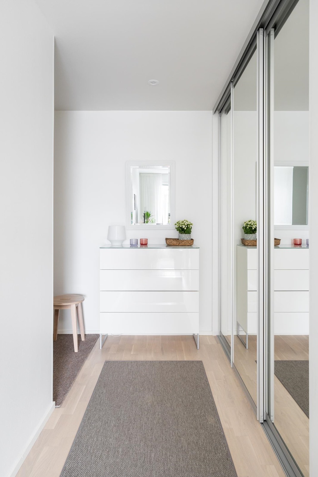 Eteisestä löytyy hyvin säilytystilaa