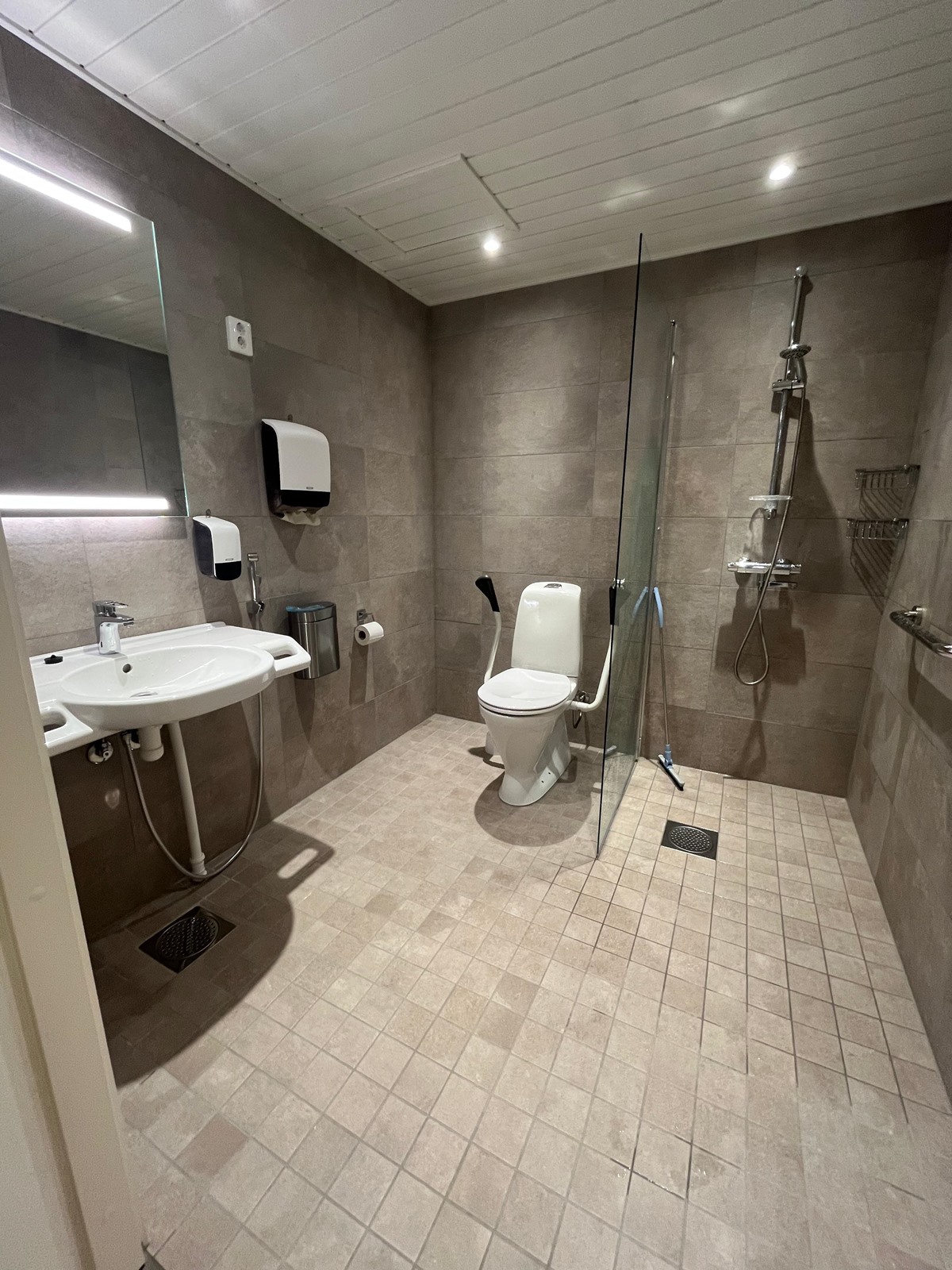 Taloyhtiön vierashuoneen kylpyhuone