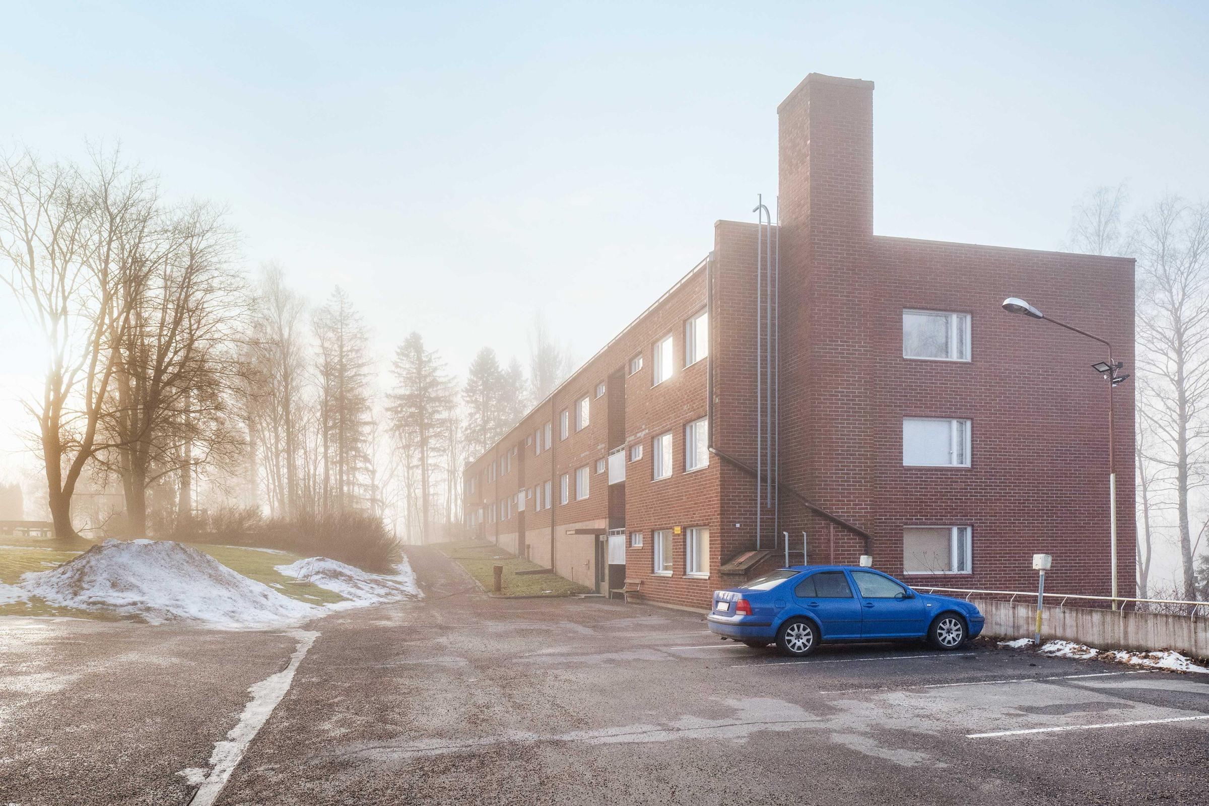 Autohalli pihakannen alla