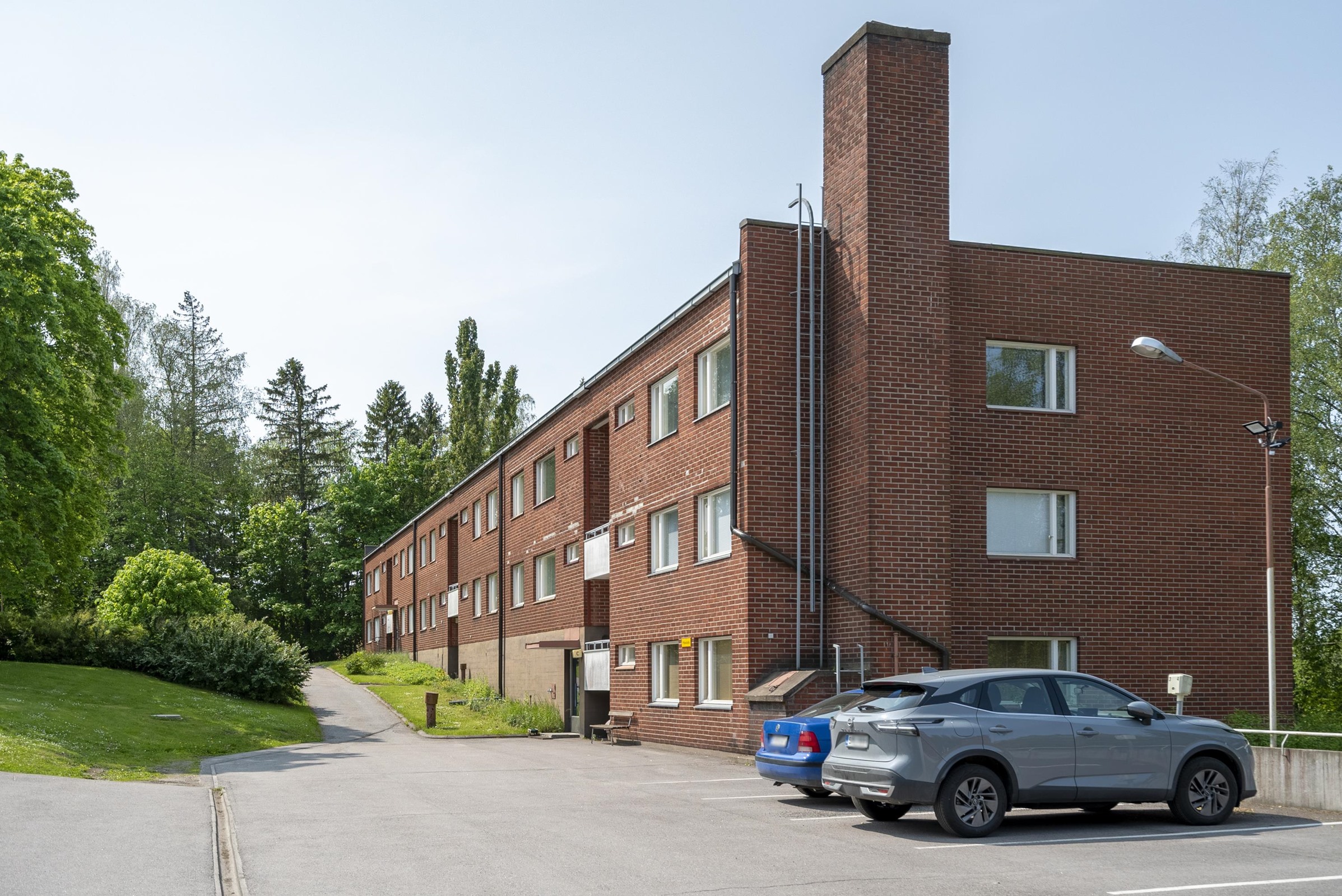 Autohalli pihakannen alla