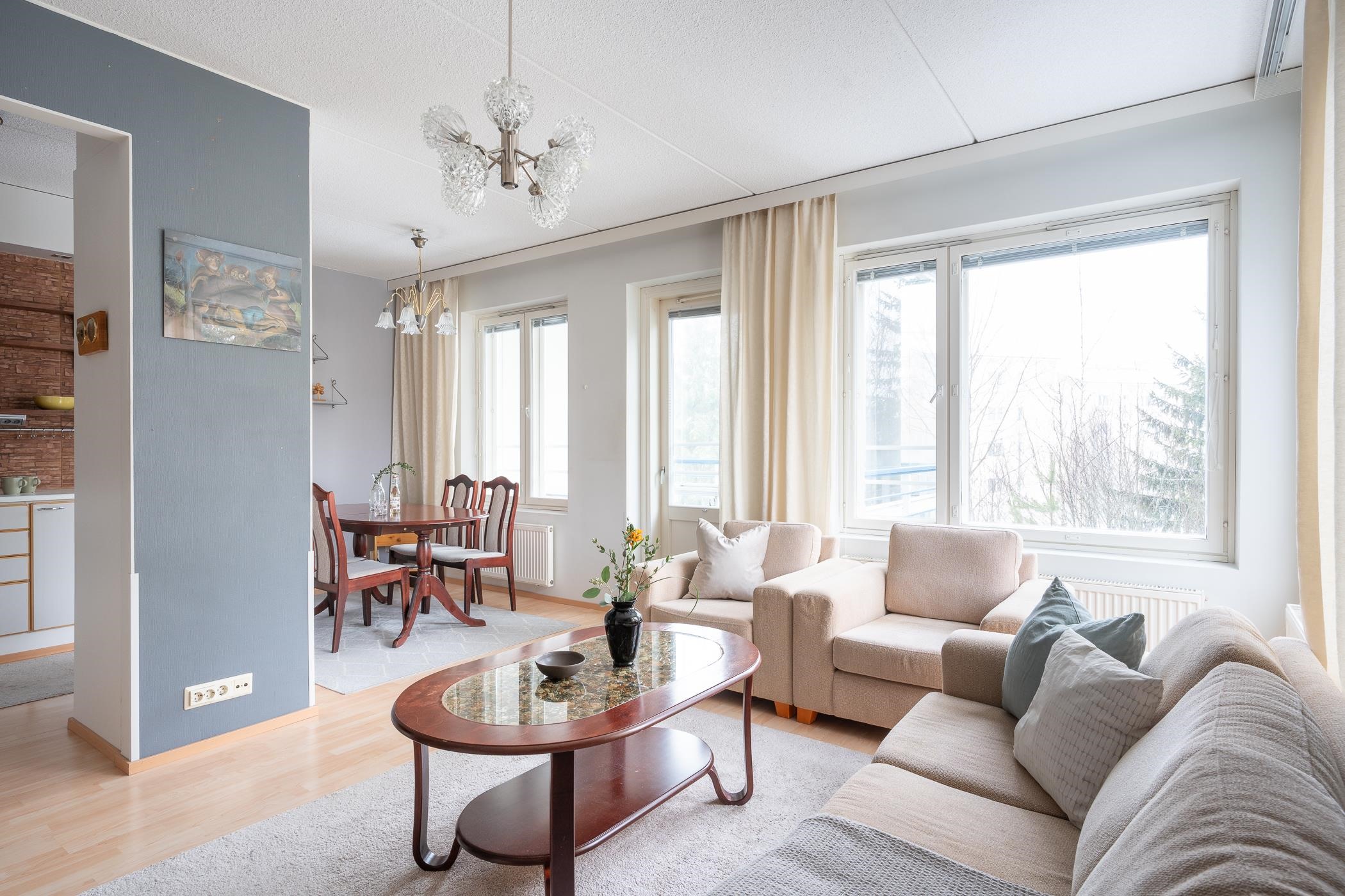 ruokailutila yhdistyy olohuoneeseen