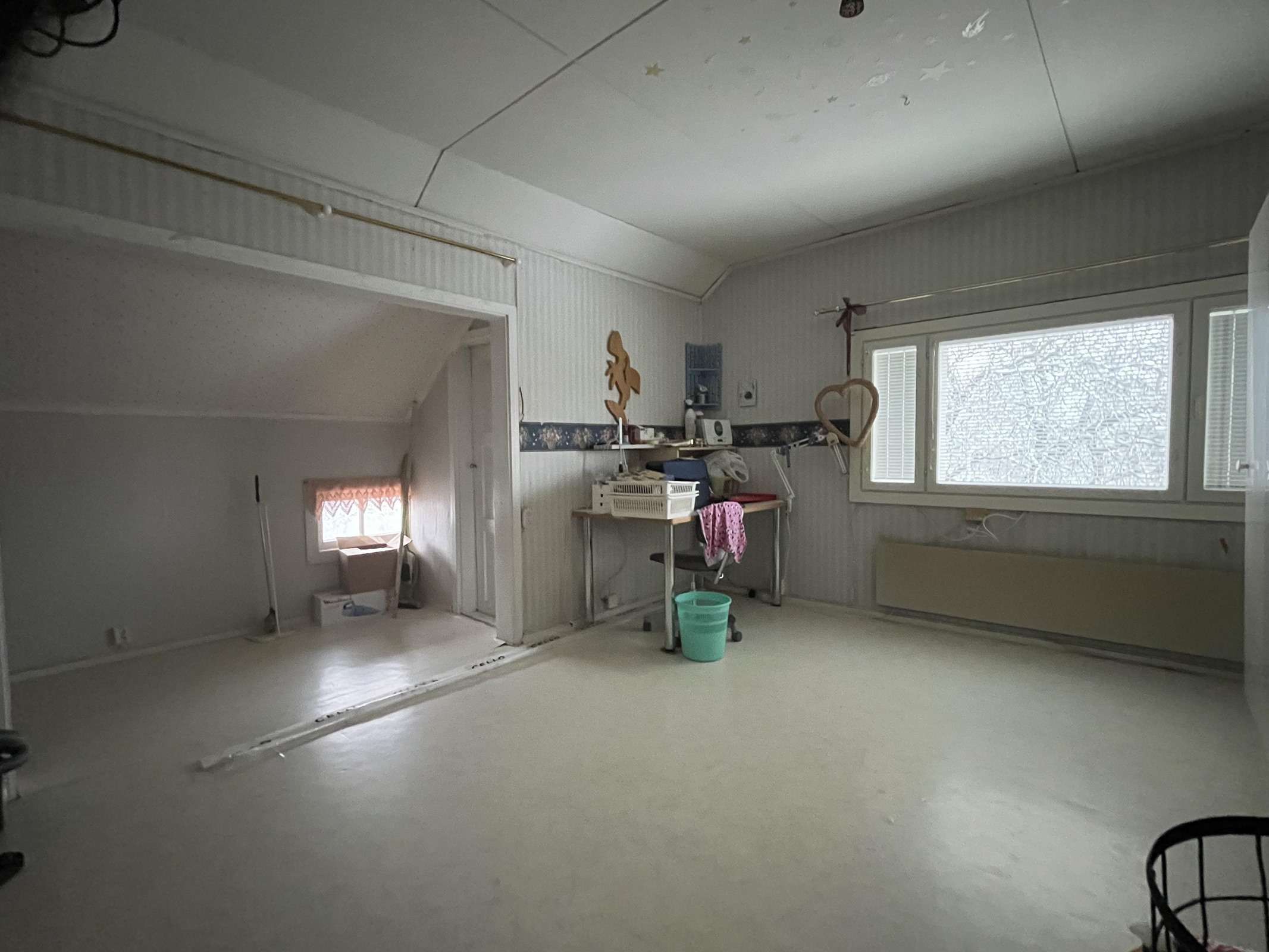 yläkerran toinen huone ja alkovi