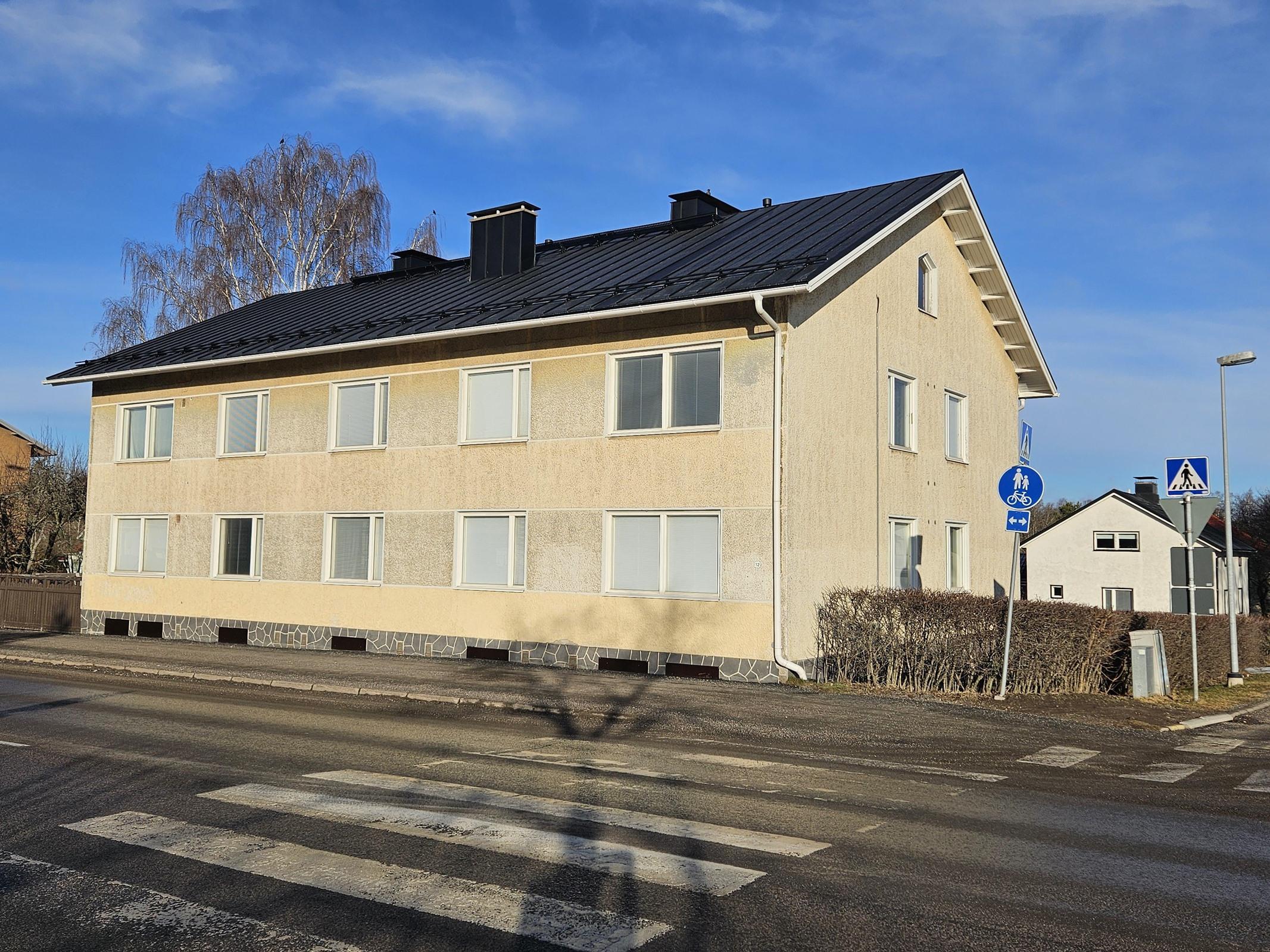 Julkisivua Lensunkadulta päin