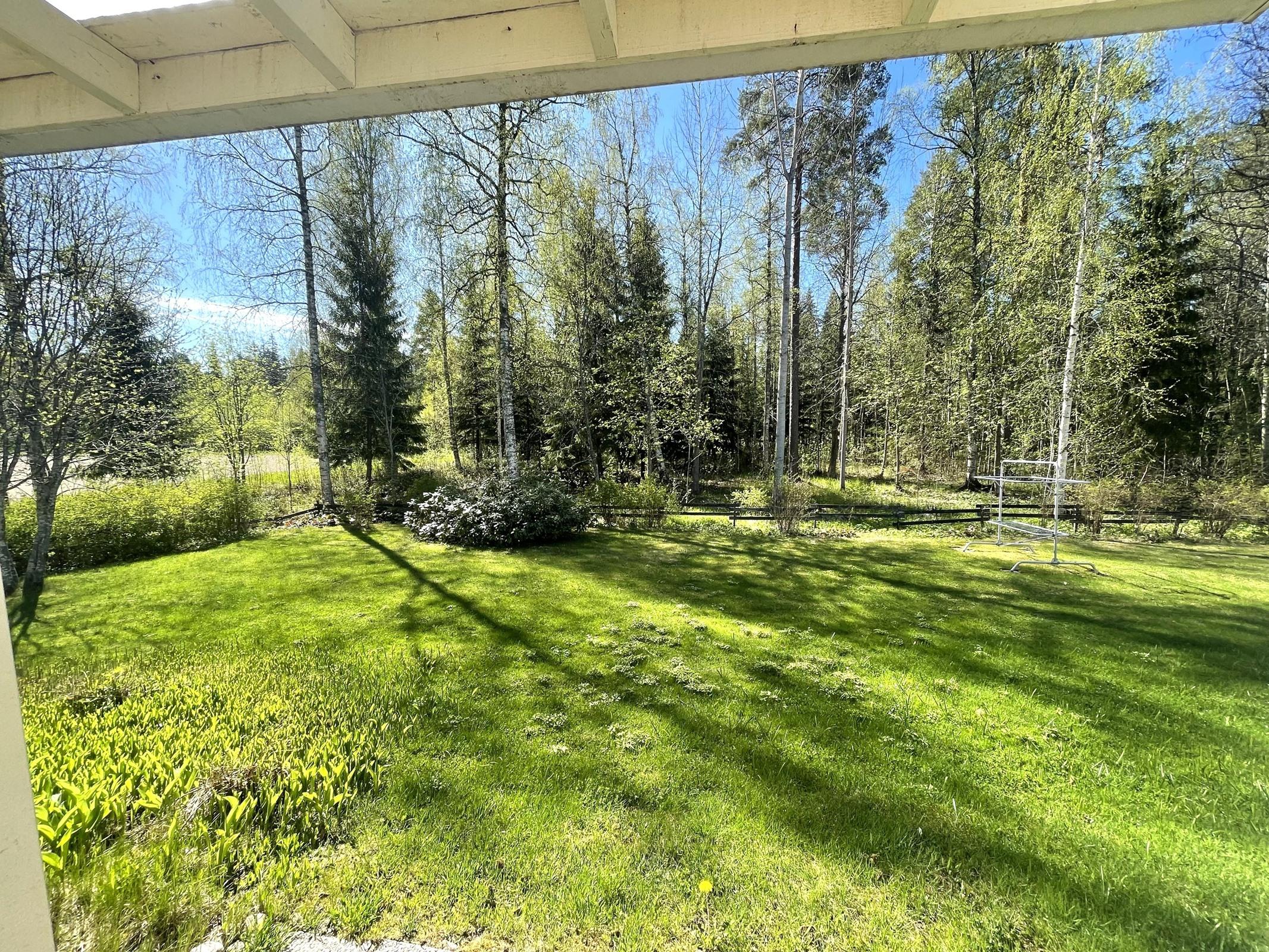 aurinkoinen piha etelään