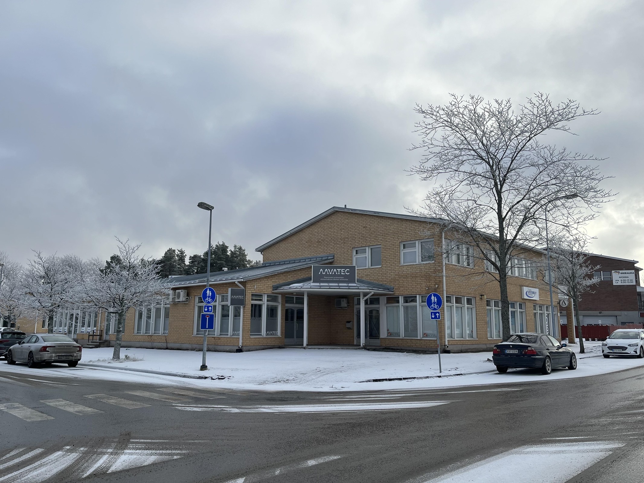 liiketalon julkisivua