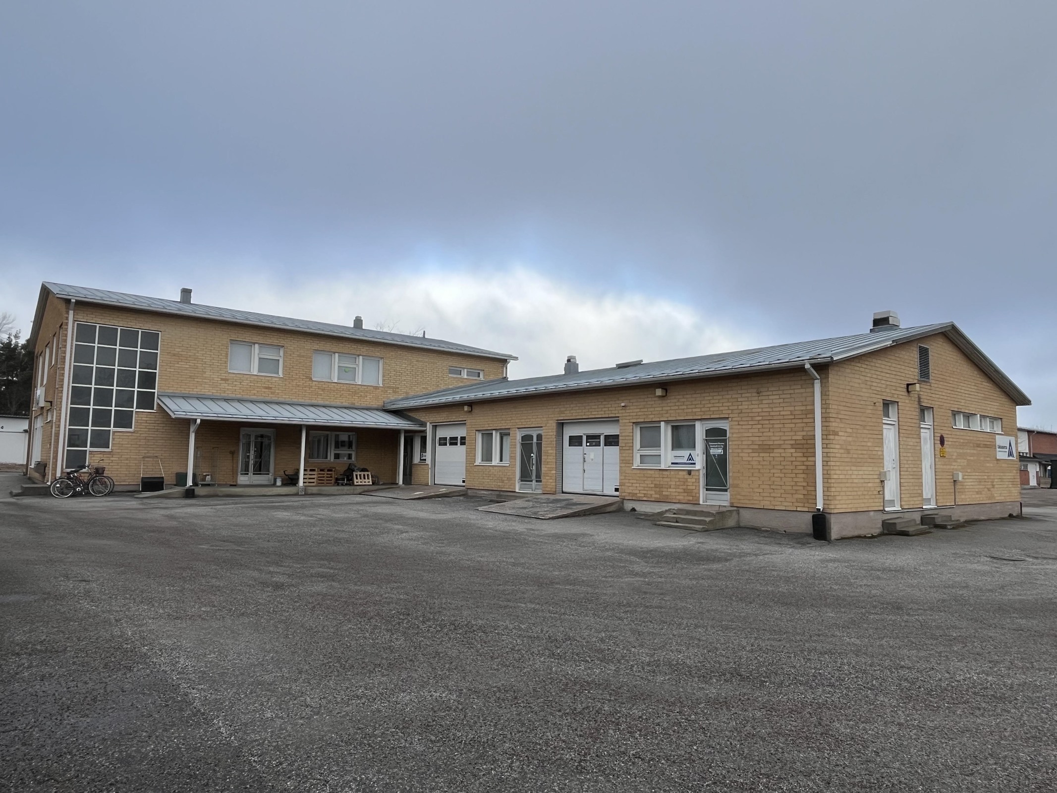 julkisivu pihanpuolelta