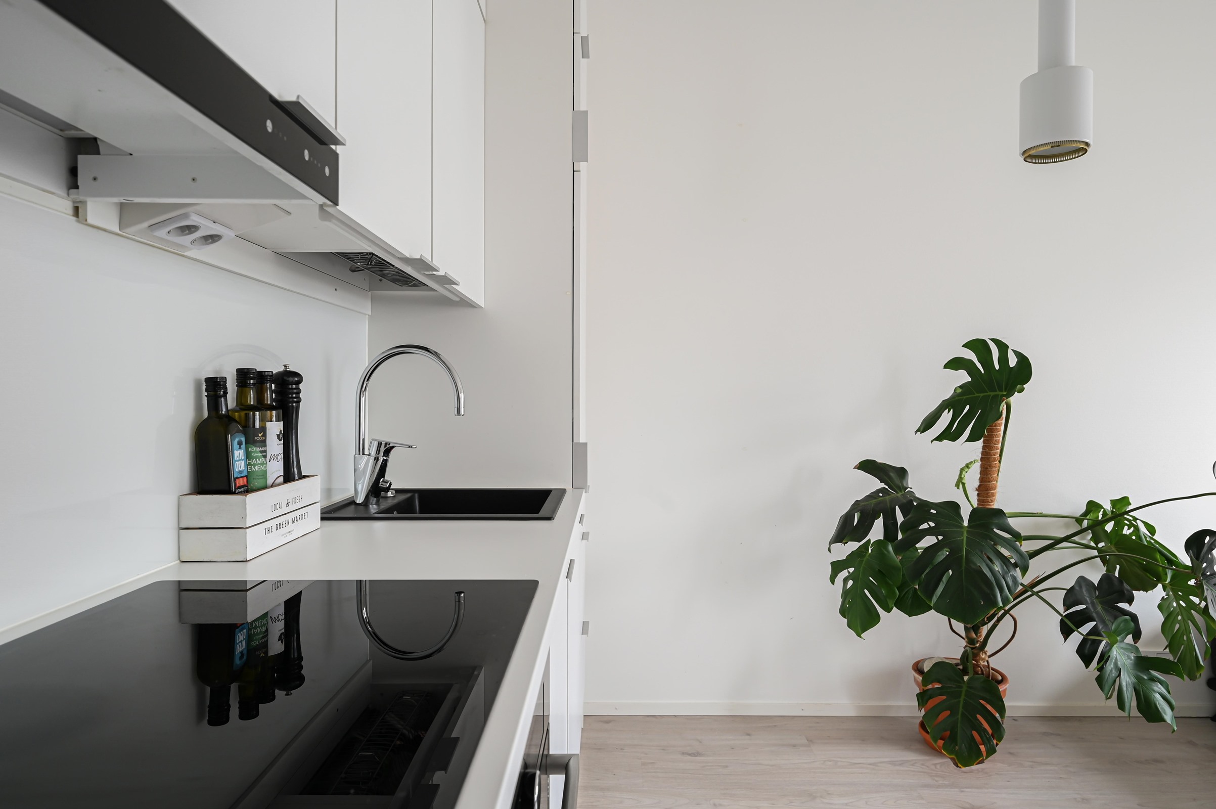 Avokeittiössä on integroidut kodinkoneet.