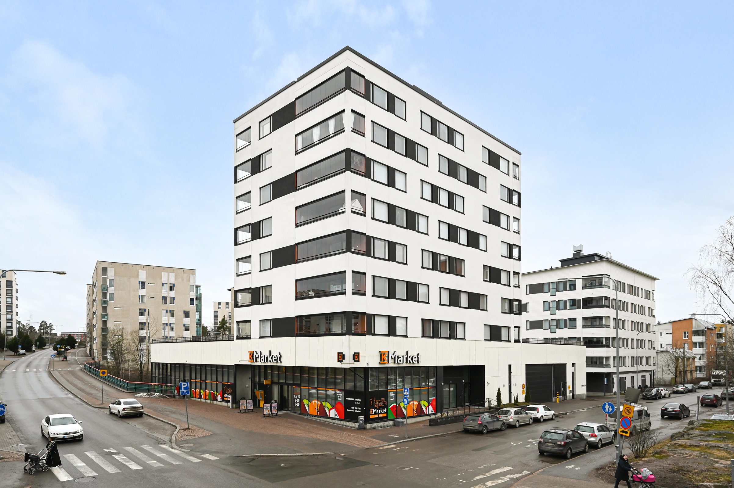 Taloyhtiön kivijalassa on K-market.