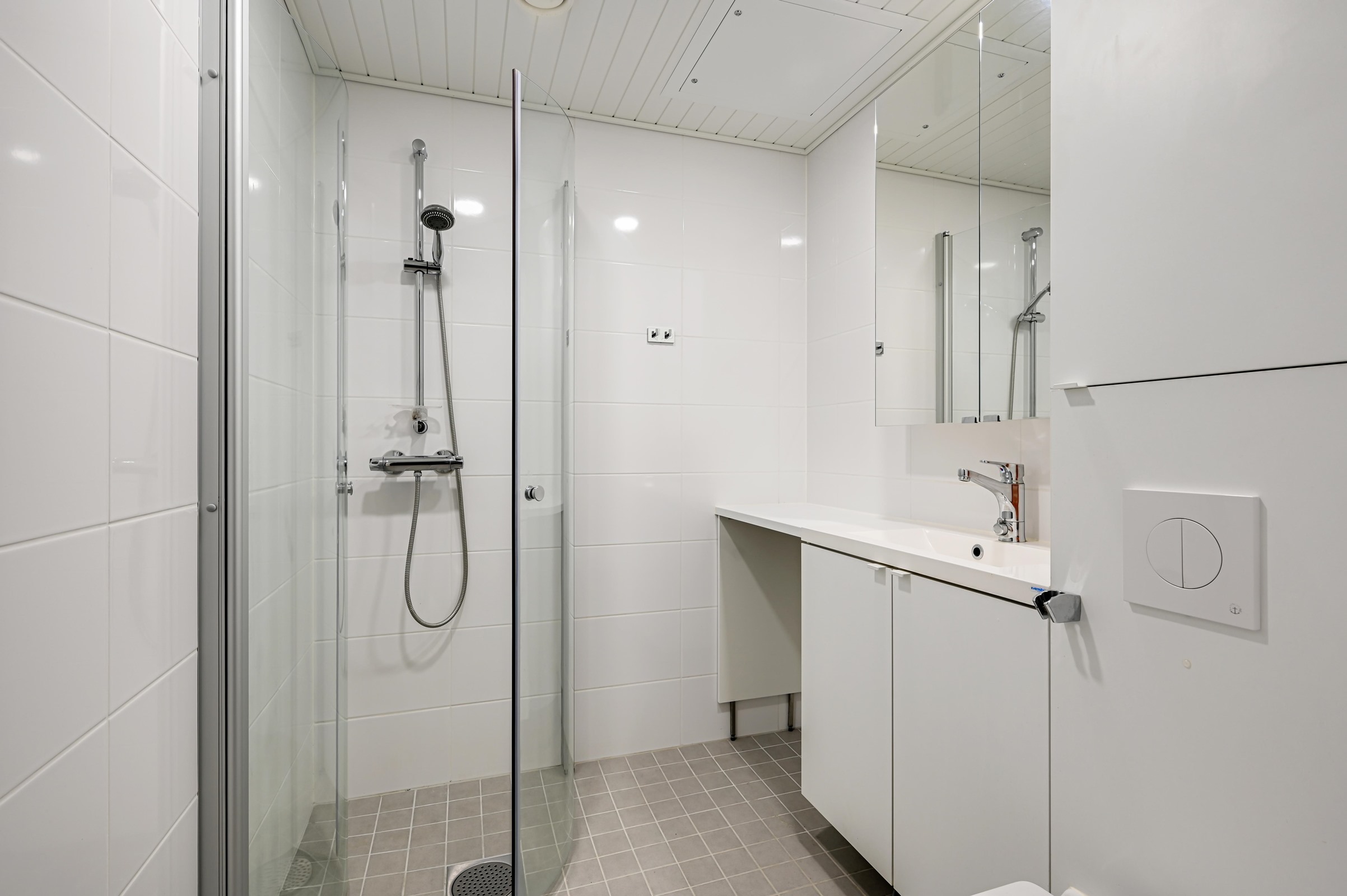 Kylpyhuoneessa on pesukoneliitäntä.