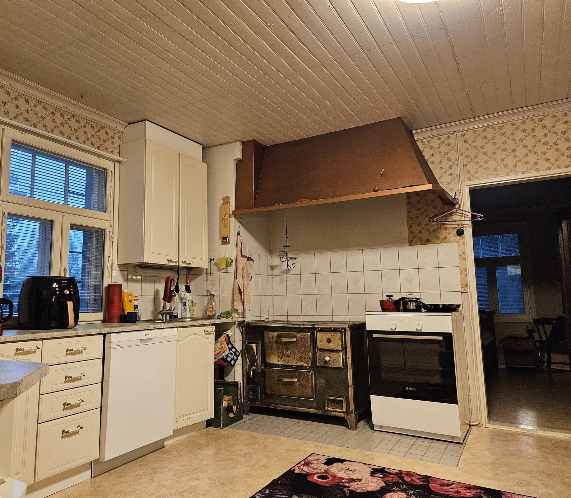 keittiössä puuhella