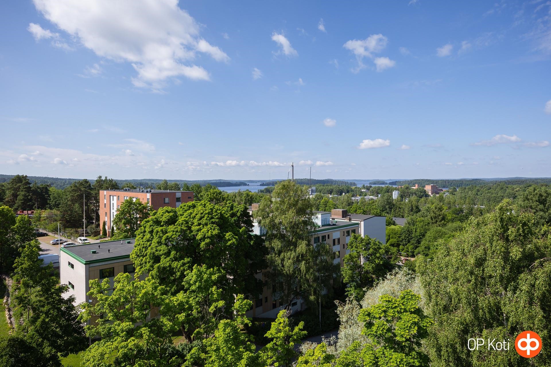 Näkymä järvelle päin.