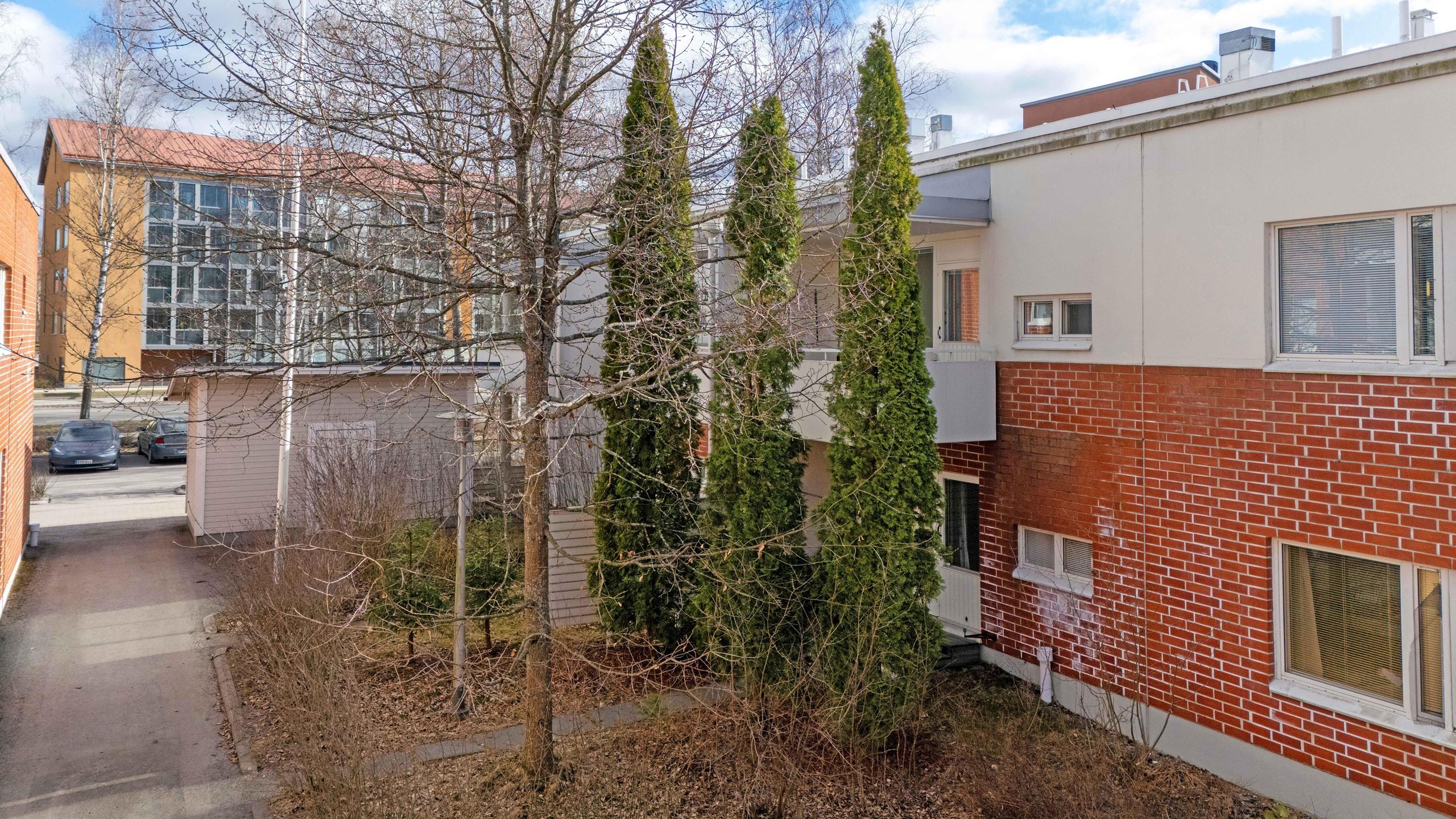 Hiljainen ja suojaisa takapiha