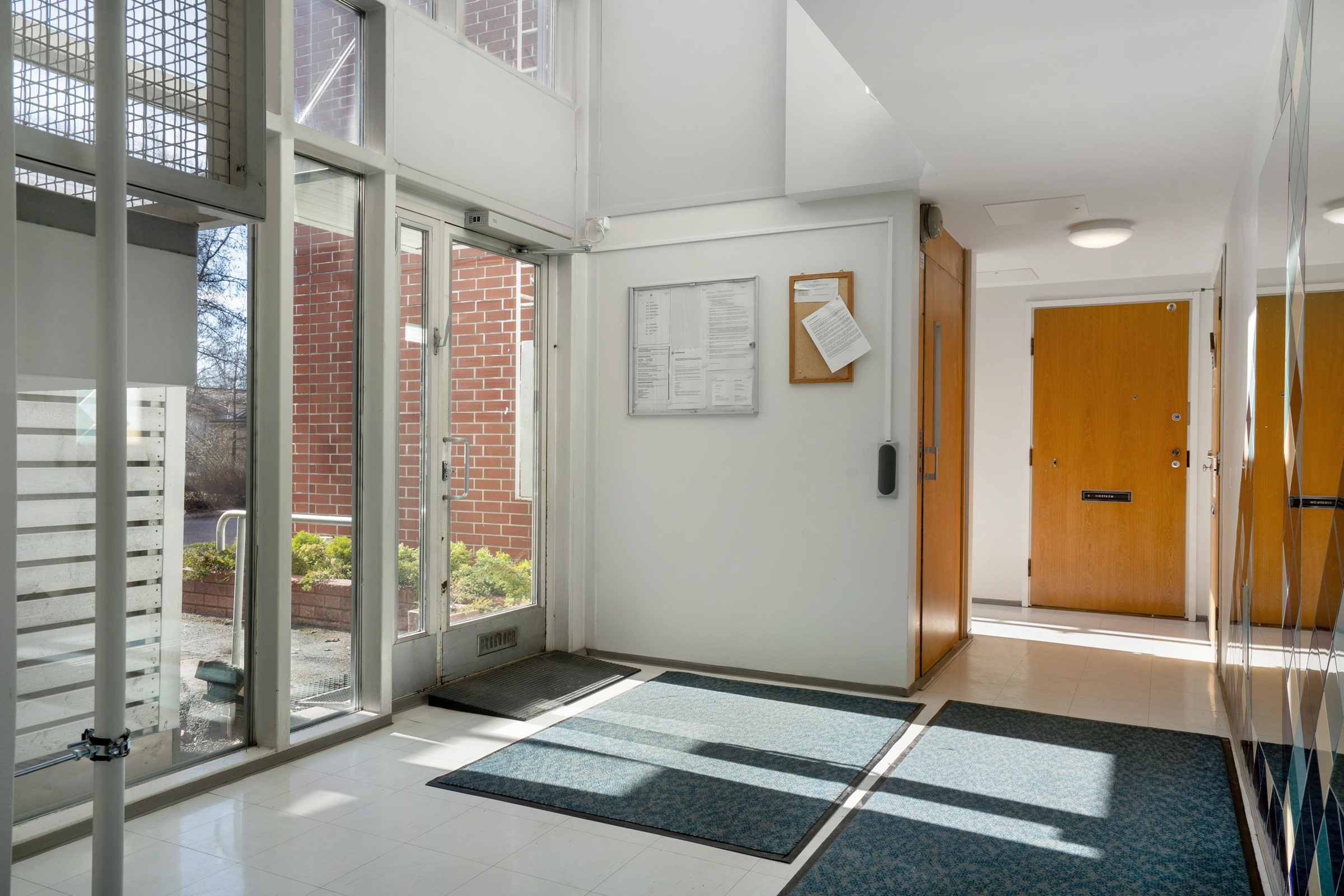 Tilava aulatila jossa hissi