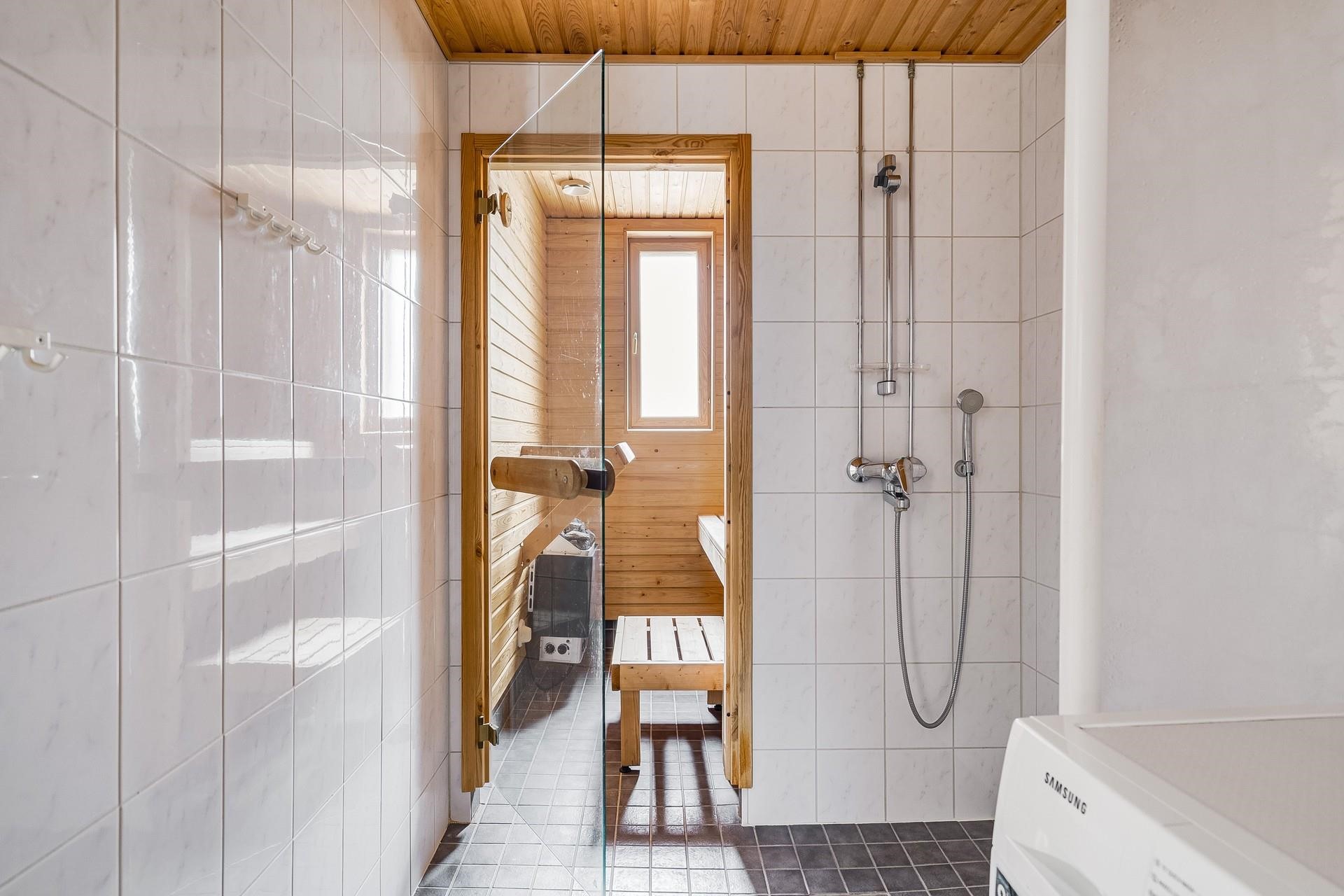 Kylpyhuone ja sauna