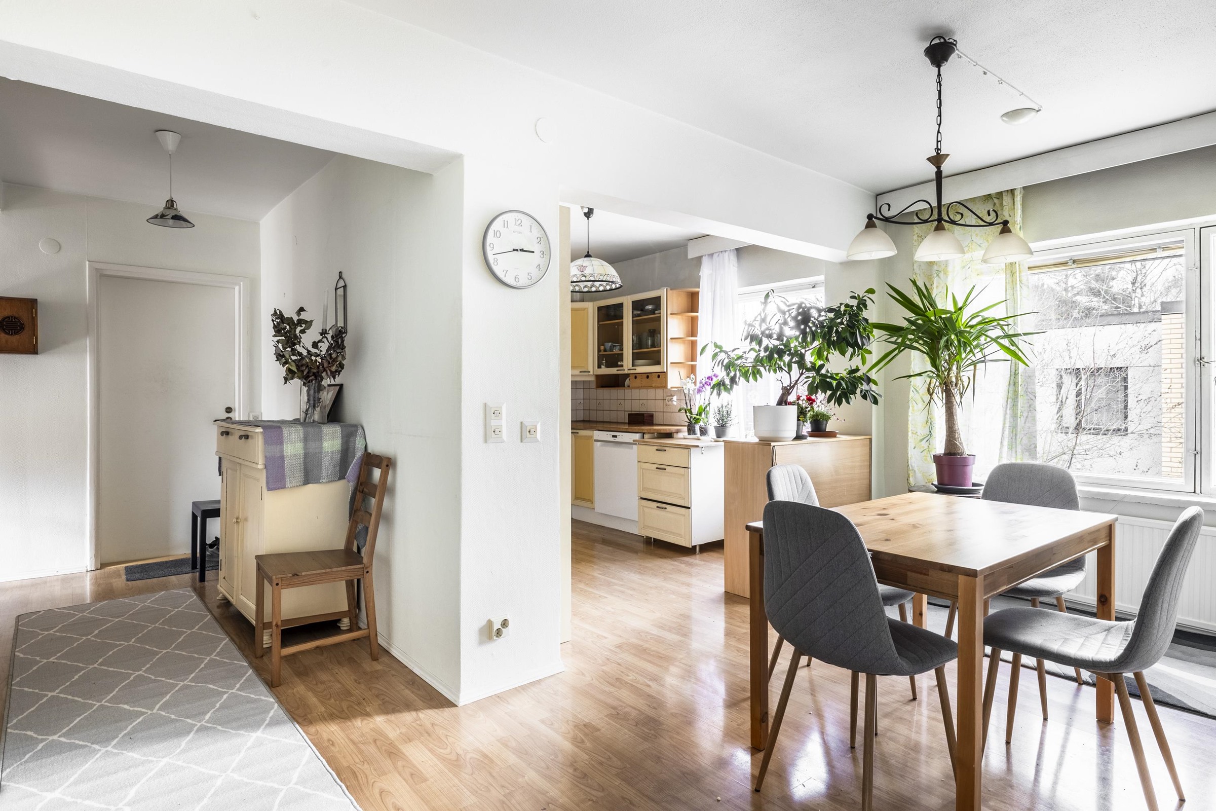 Avara ruokailutila / keittiö