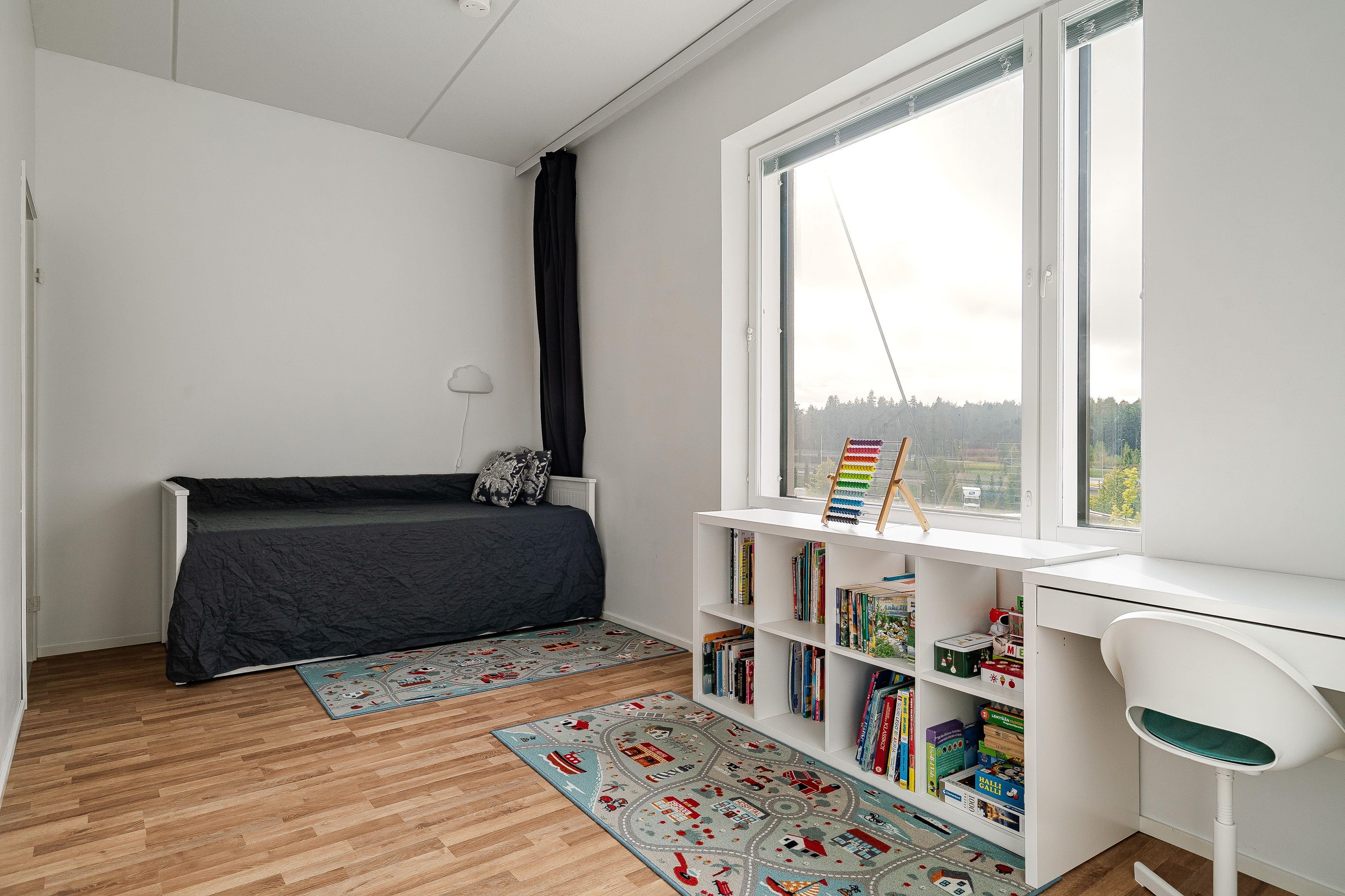 Toinen, hieman suurempi makuuhuone.