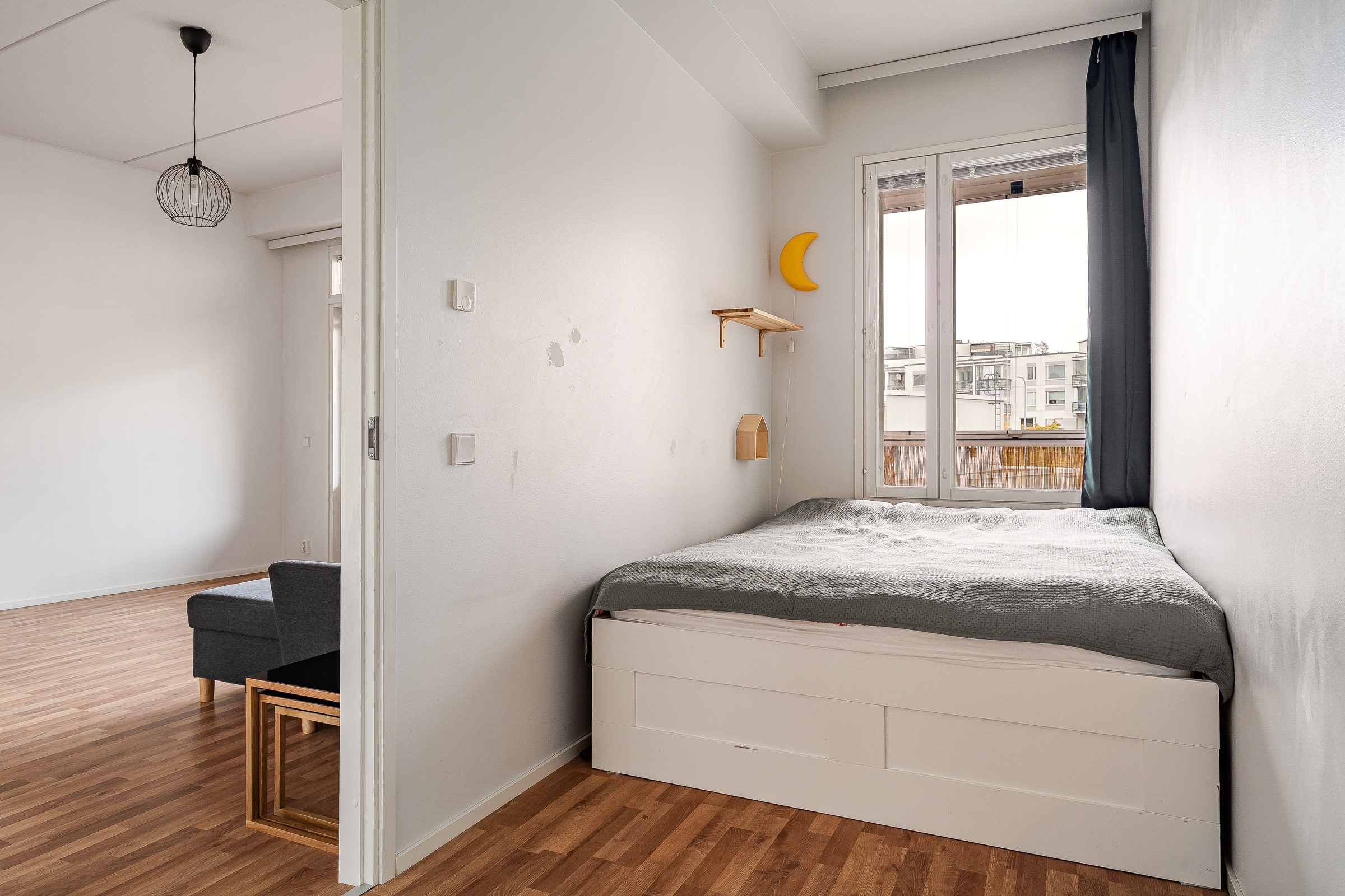 Olohuoneen viereinen makuuhuone, jonka yhteydessä