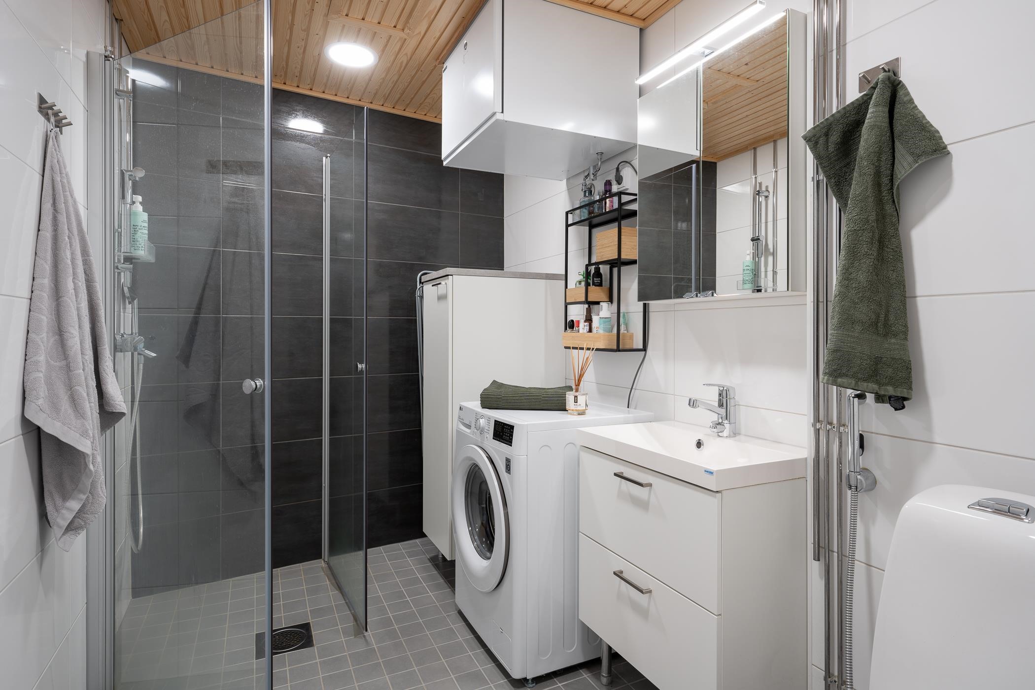 laatoitettu kylpyhuone