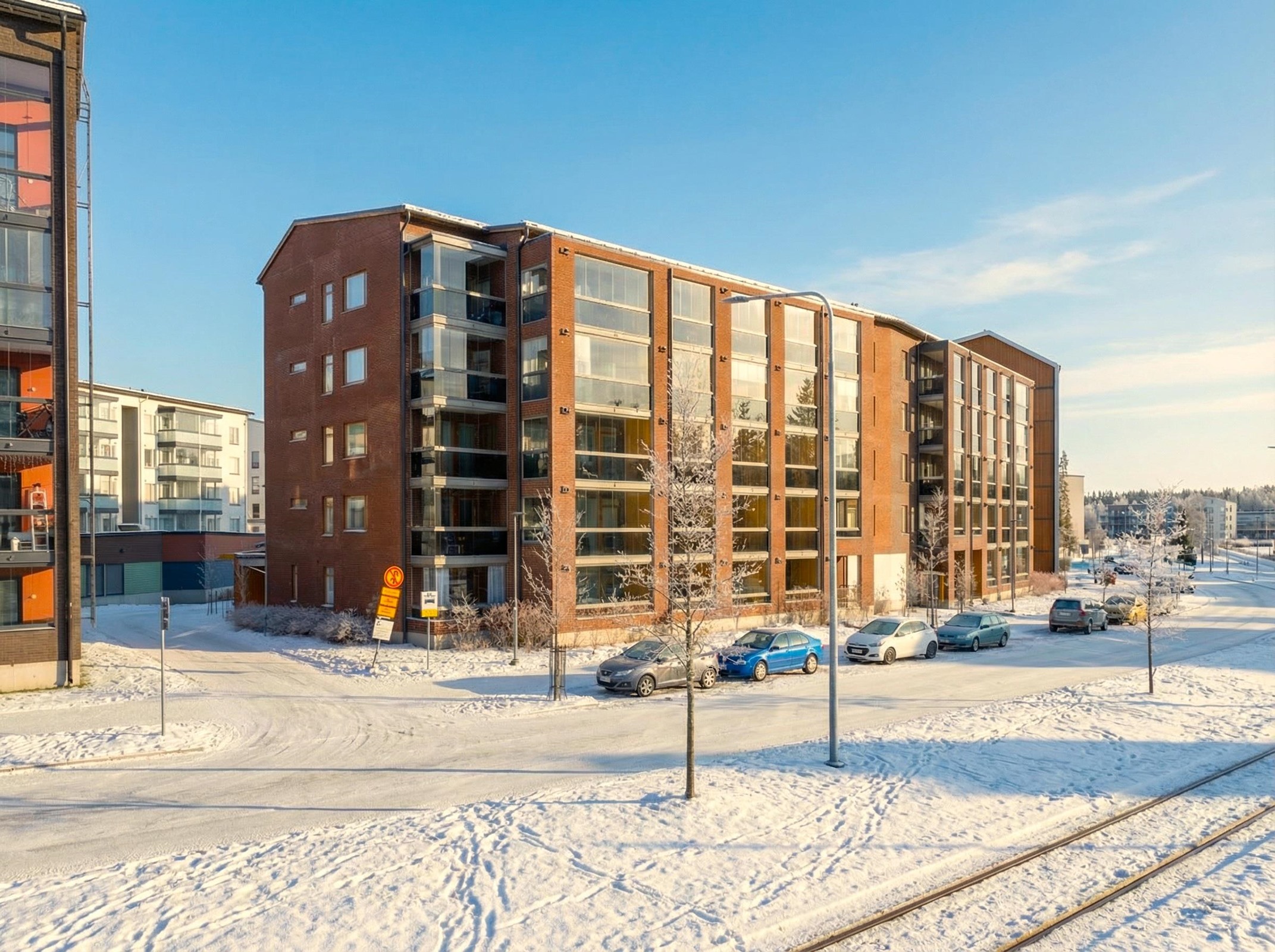 ratikkapysäkki taloa vastapäätä