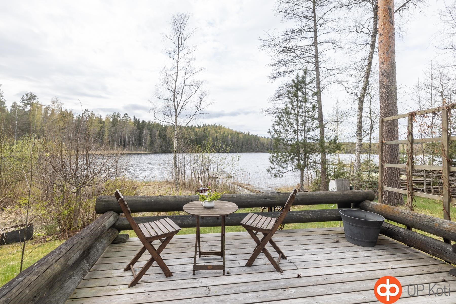 Terassilta järvelle päin