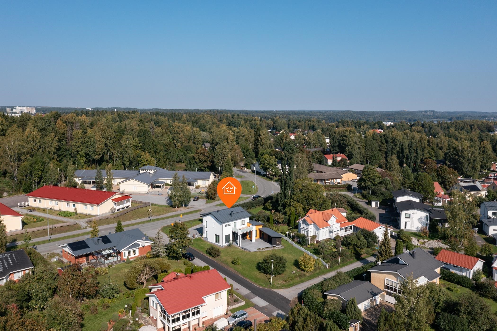 Päiväkoti tien toisella puolella