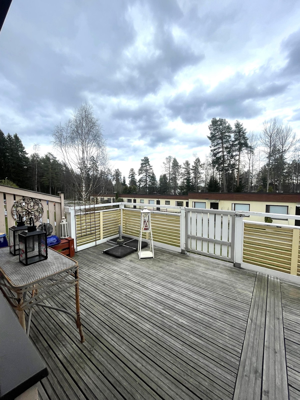 aurinkoinen piha etelään
